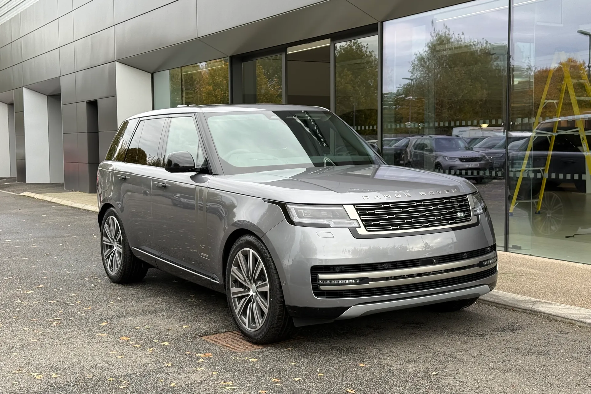 LAND ROVER RANGE ROVER focused image