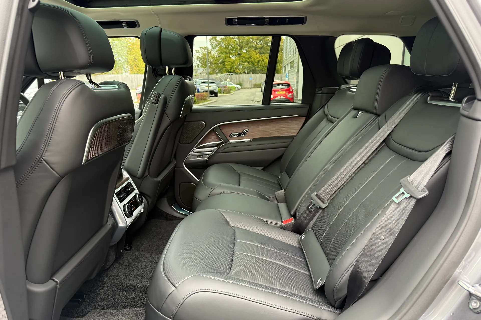 LAND ROVER RANGE ROVER thumbnail image number 4