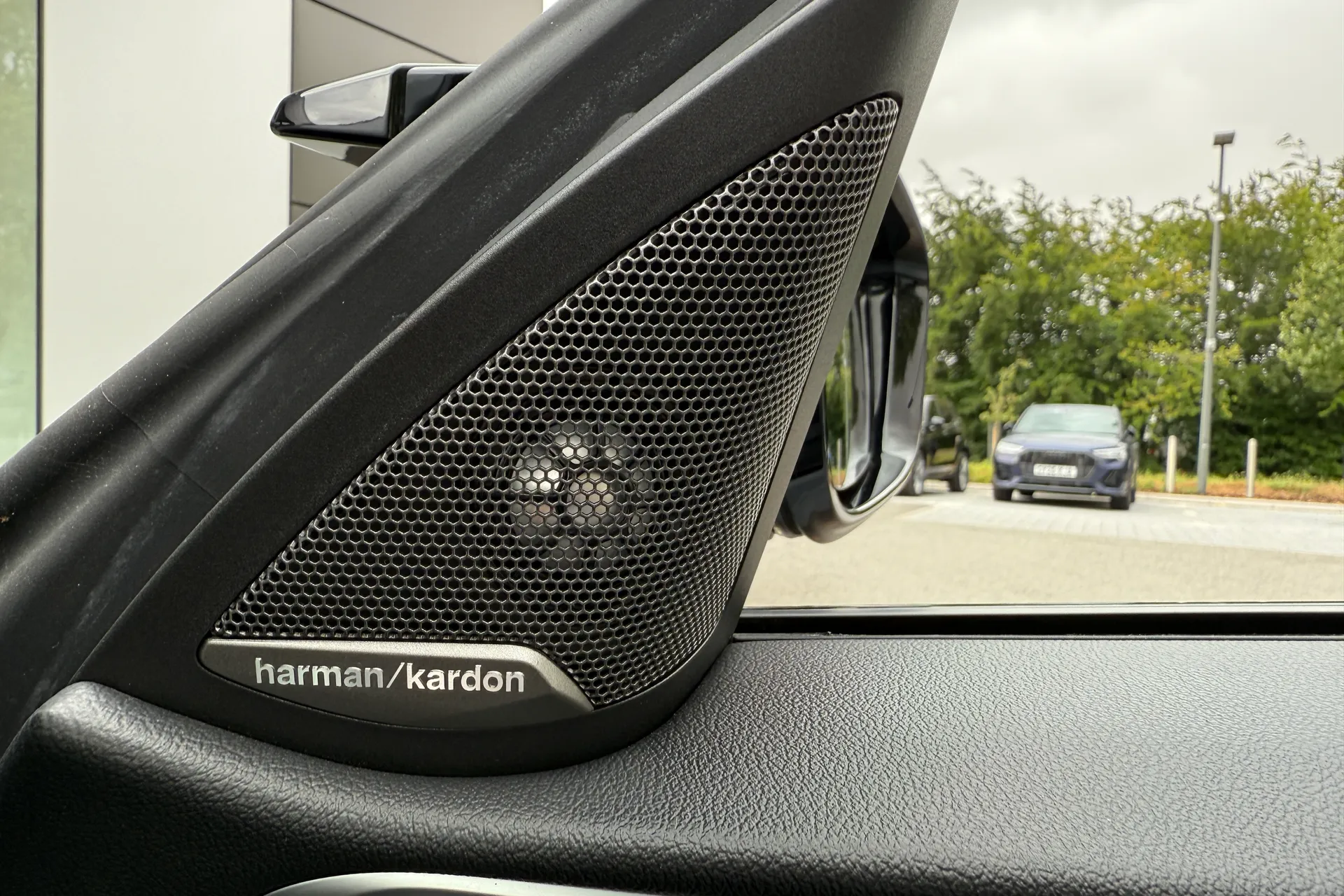 BMW M4 thumbnail image number 4