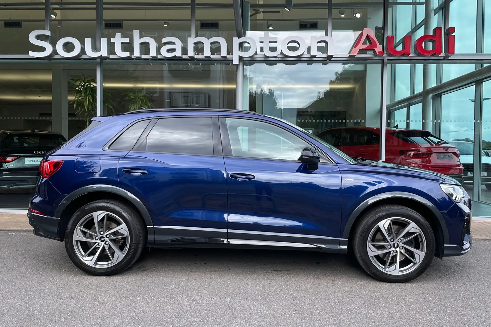 Audi Q3 thumbnail image number 2