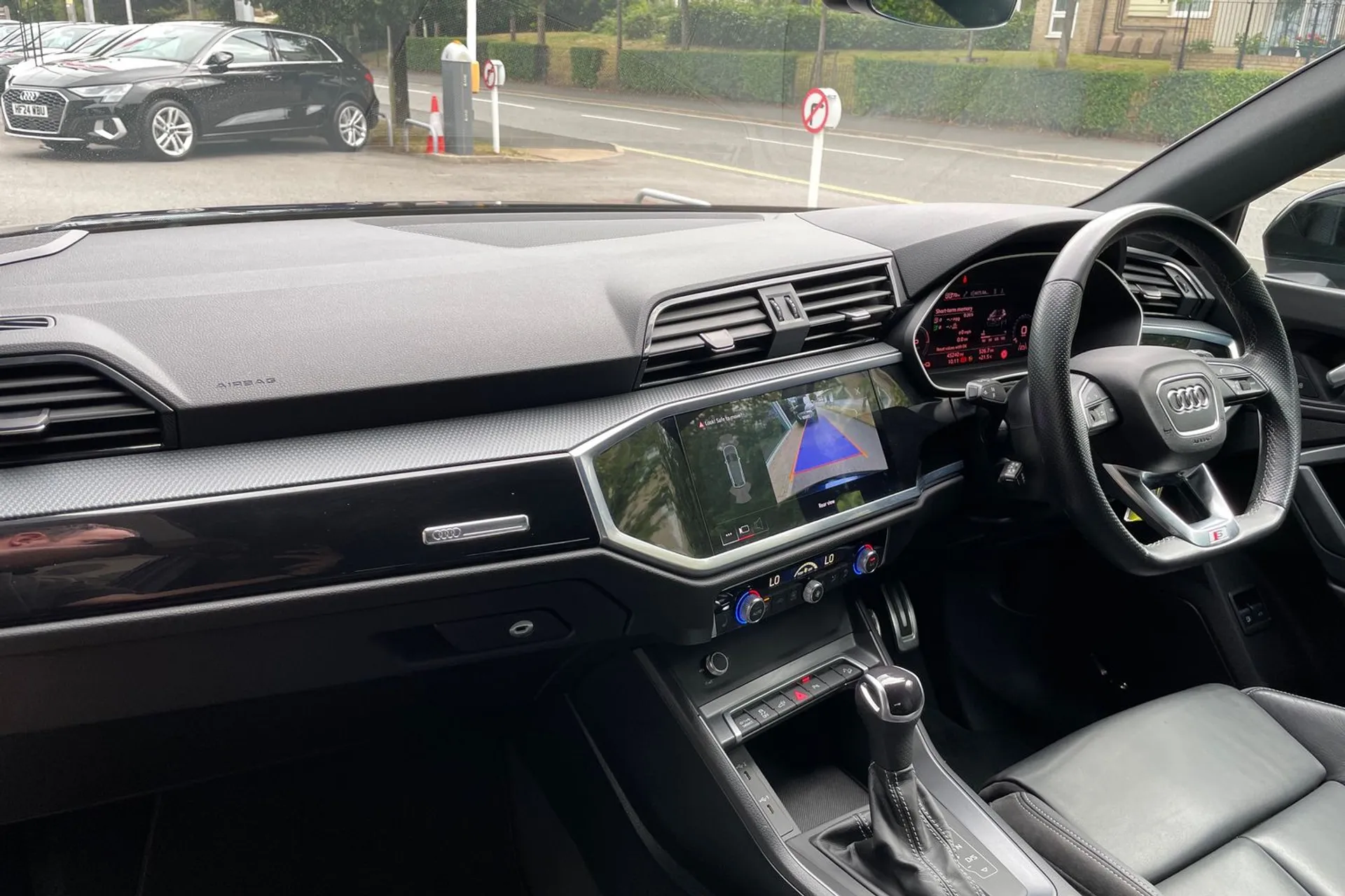 Audi Q3 thumbnail image number 26