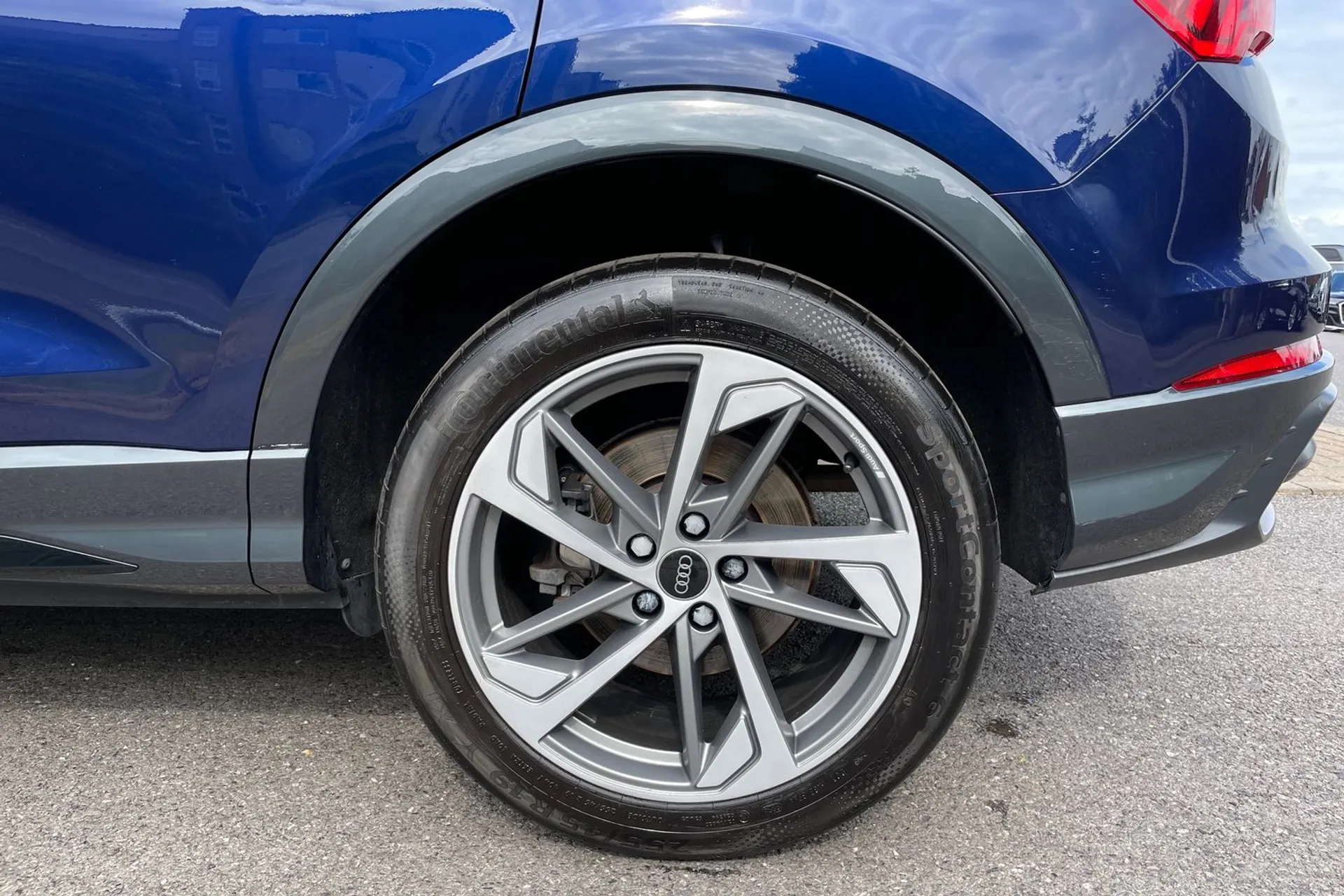 Audi Q3 thumbnail image number 12