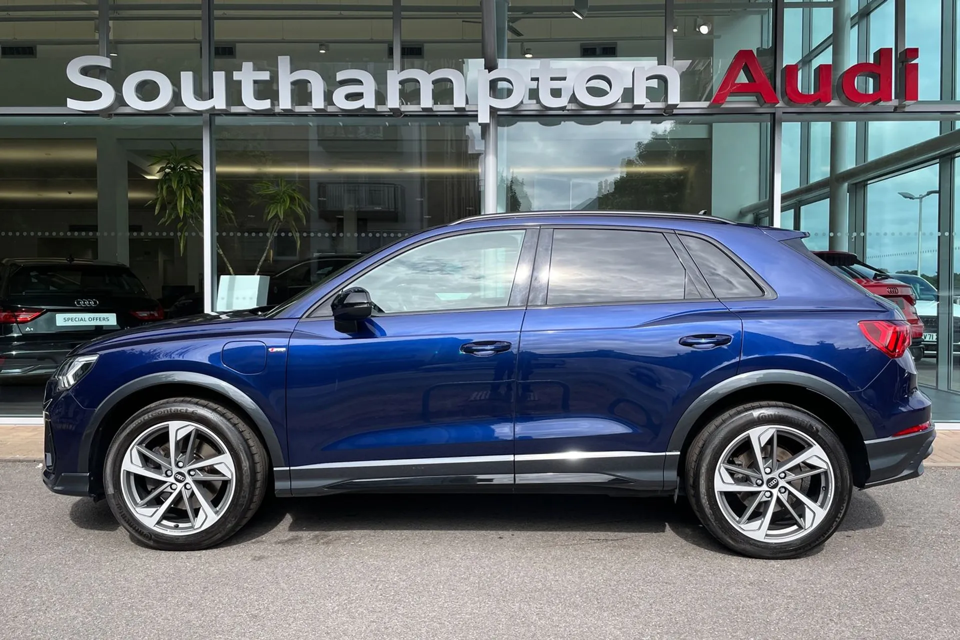 Audi Q3 thumbnail image number 9