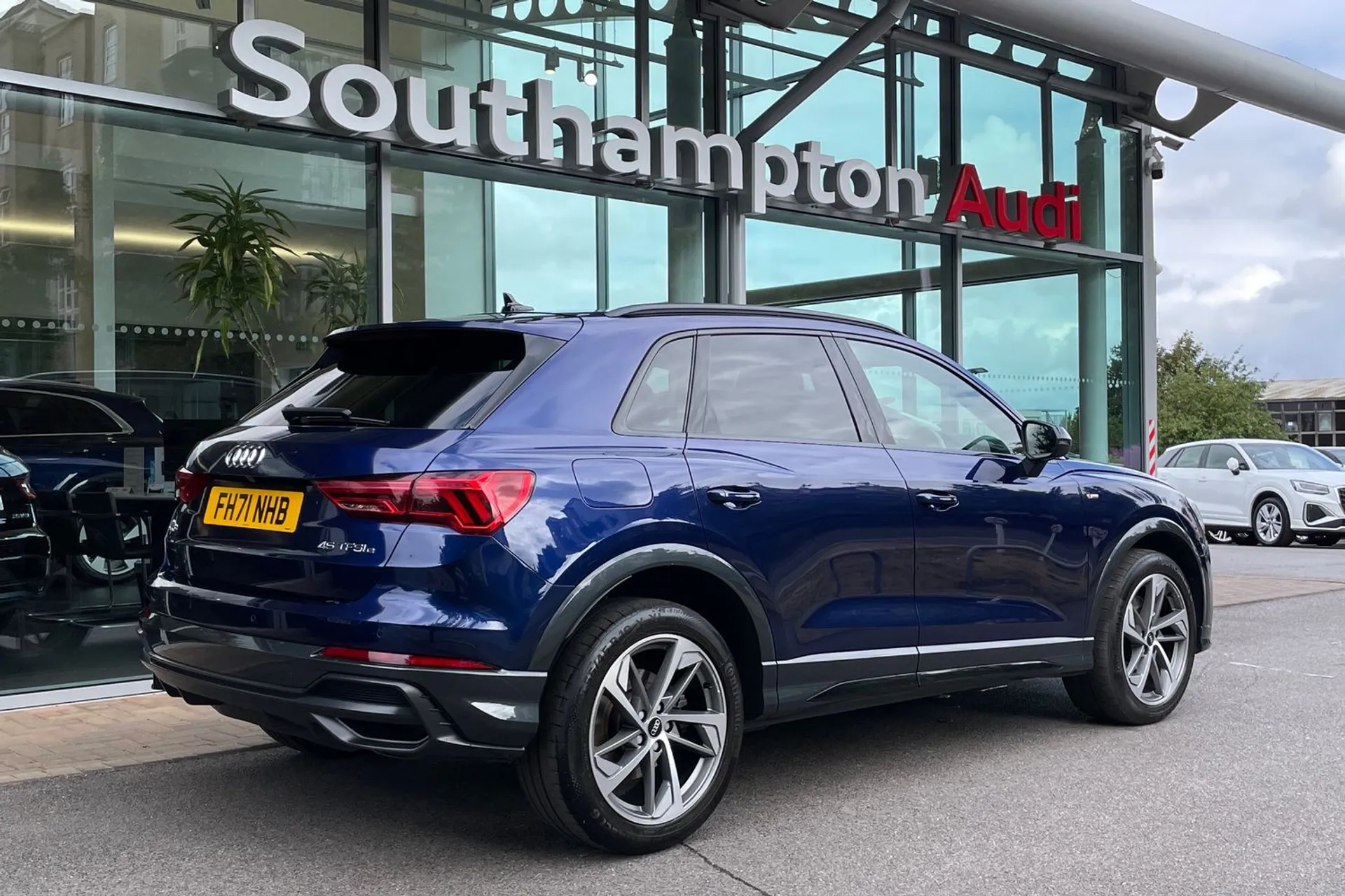 Audi Q3 thumbnail image number 6