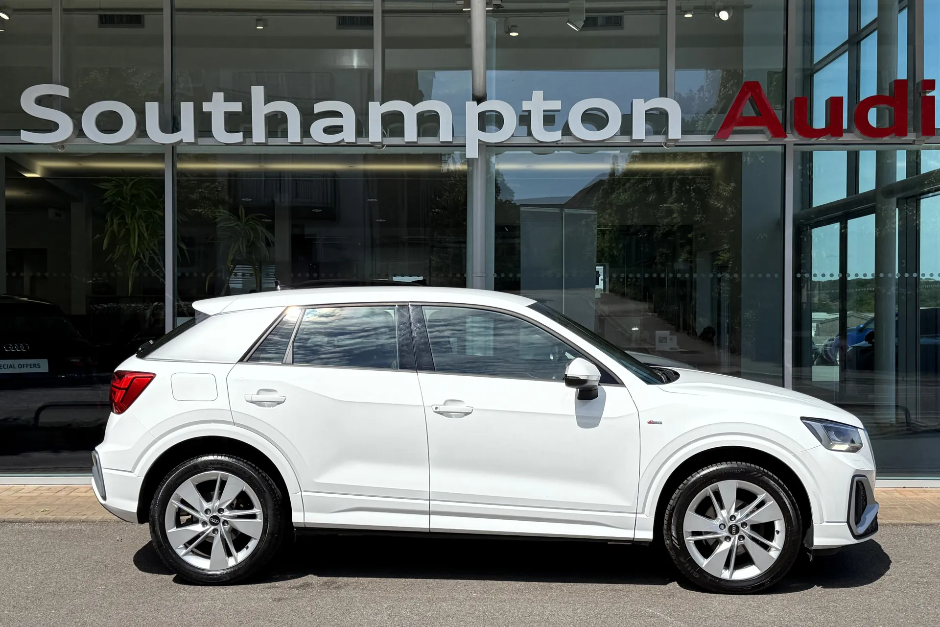 Audi Q2 thumbnail image number 2
