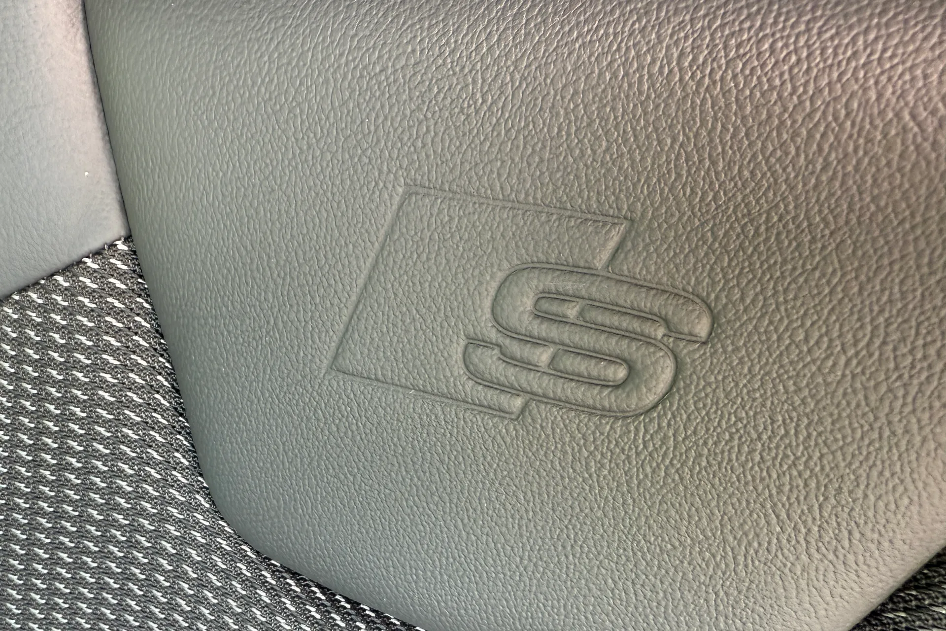 Audi Q2 thumbnail image number 28