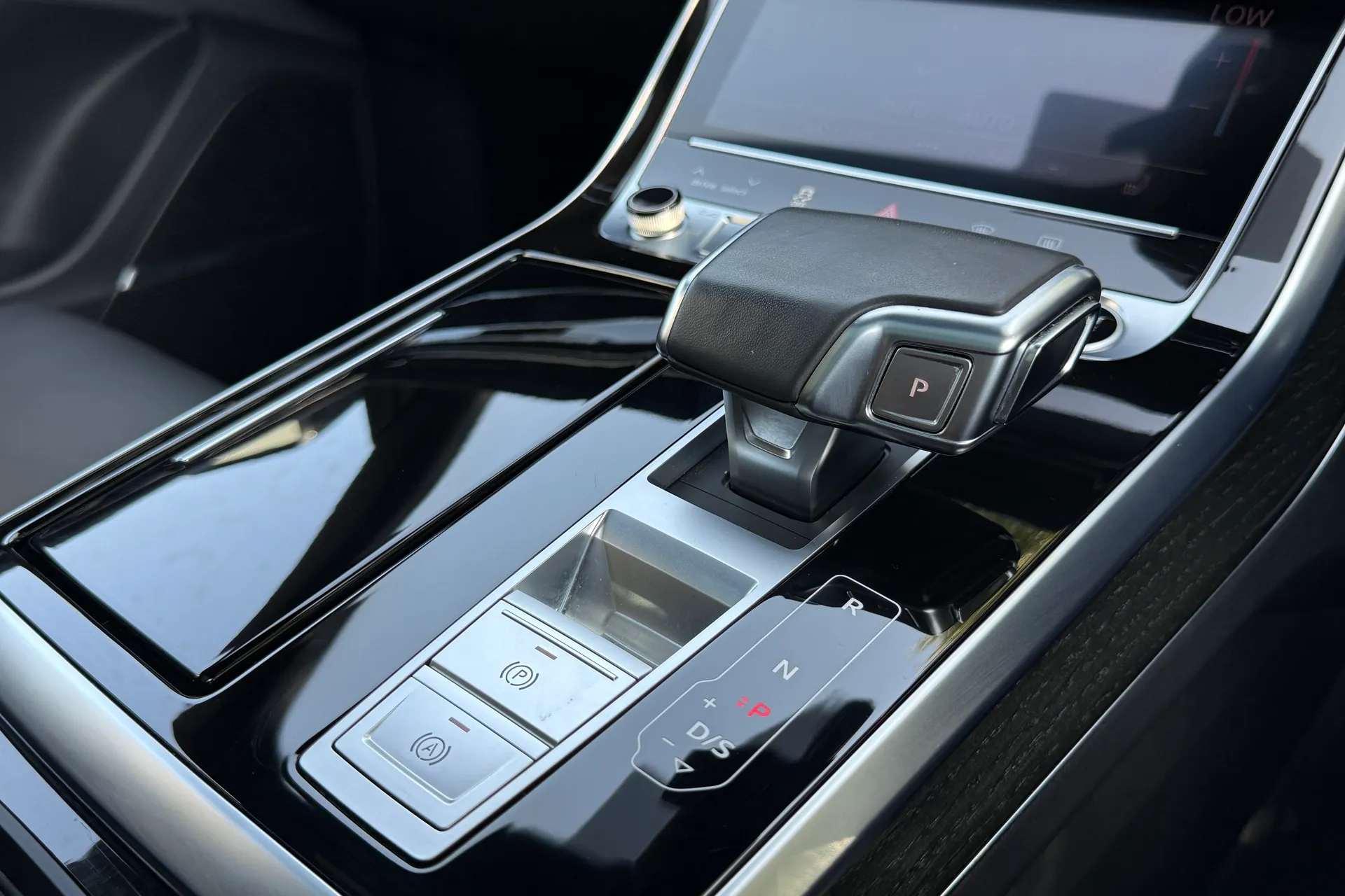 Audi Q8 thumbnail image number 16