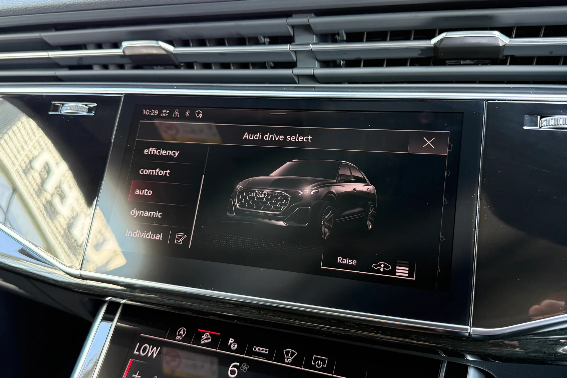 Audi Q8 thumbnail image number 25