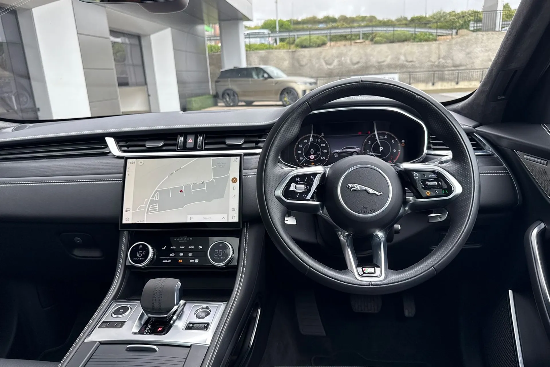 Jaguar F-PACE thumbnail image number 38