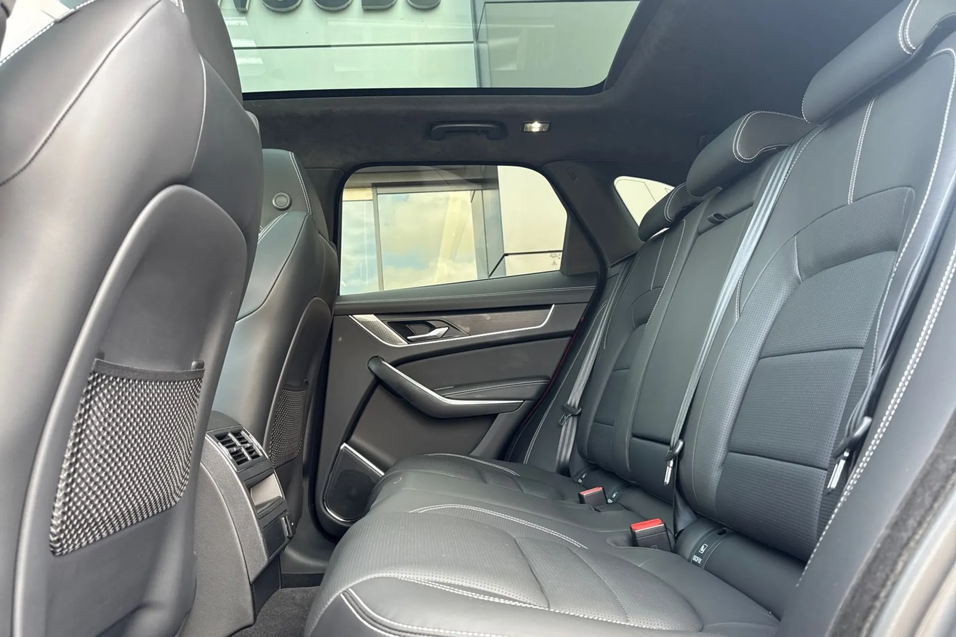 Jaguar F-PACE thumbnail image number 63