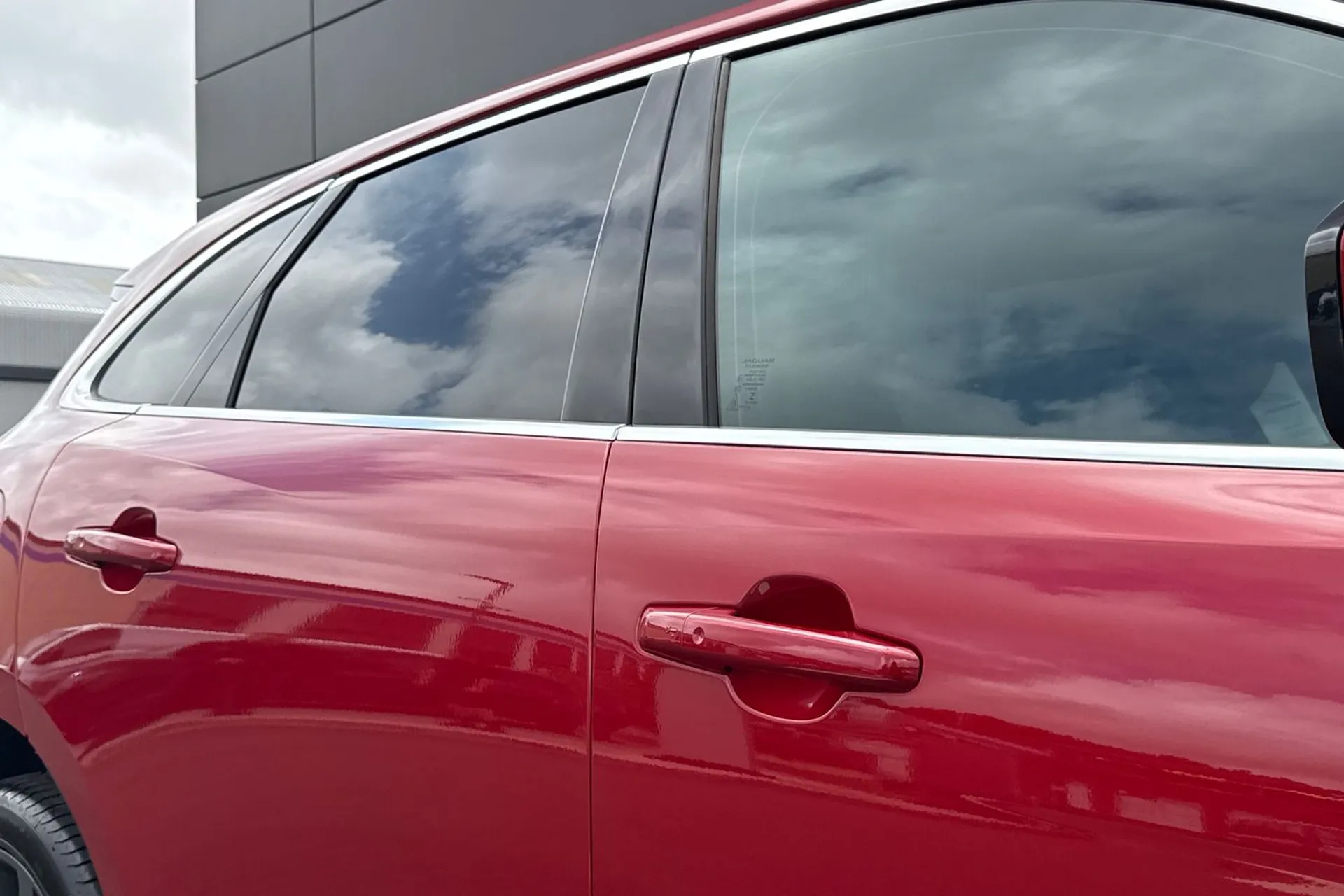 Jaguar F-PACE thumbnail image number 29