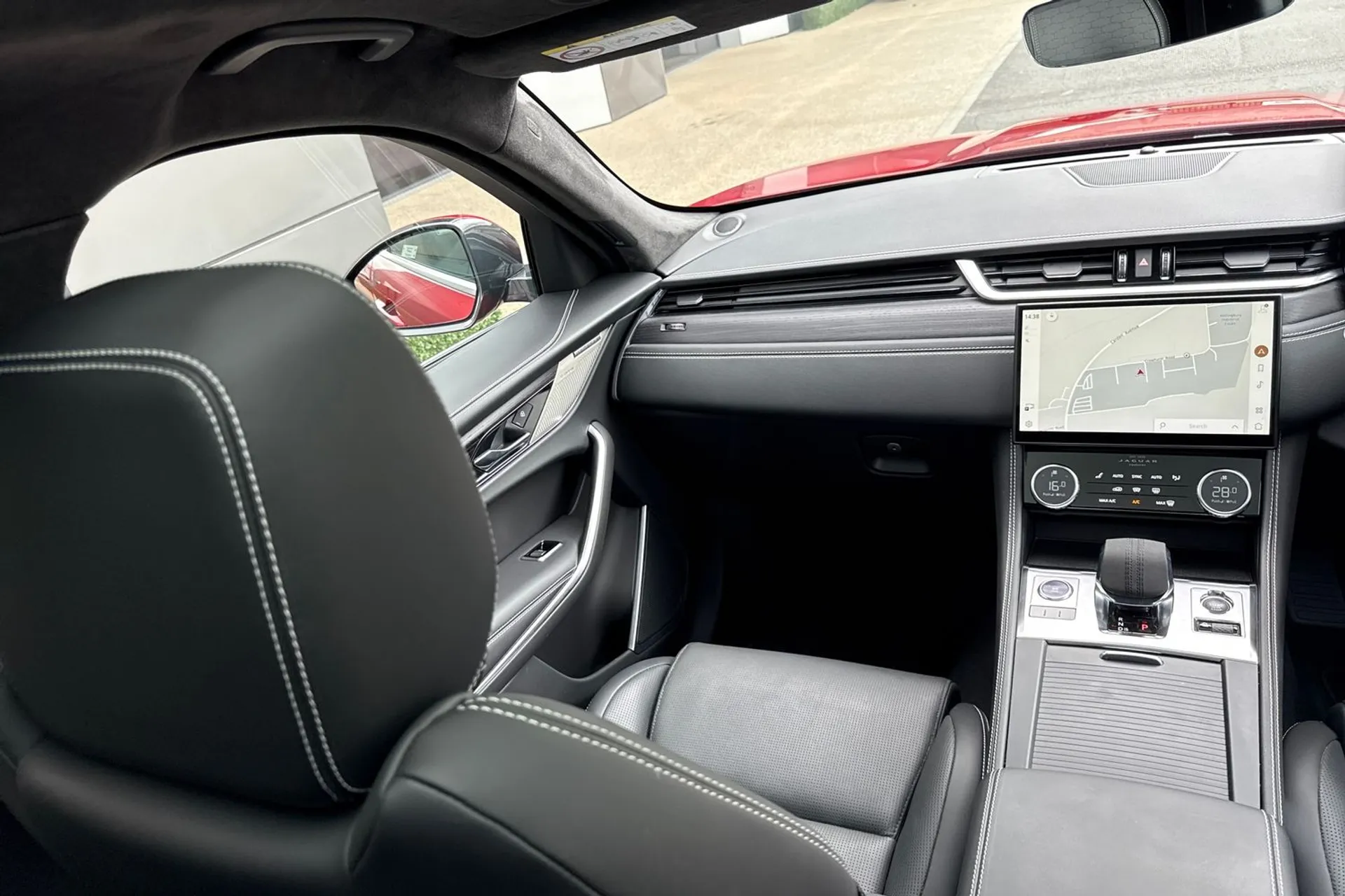 Jaguar F-PACE thumbnail image number 49