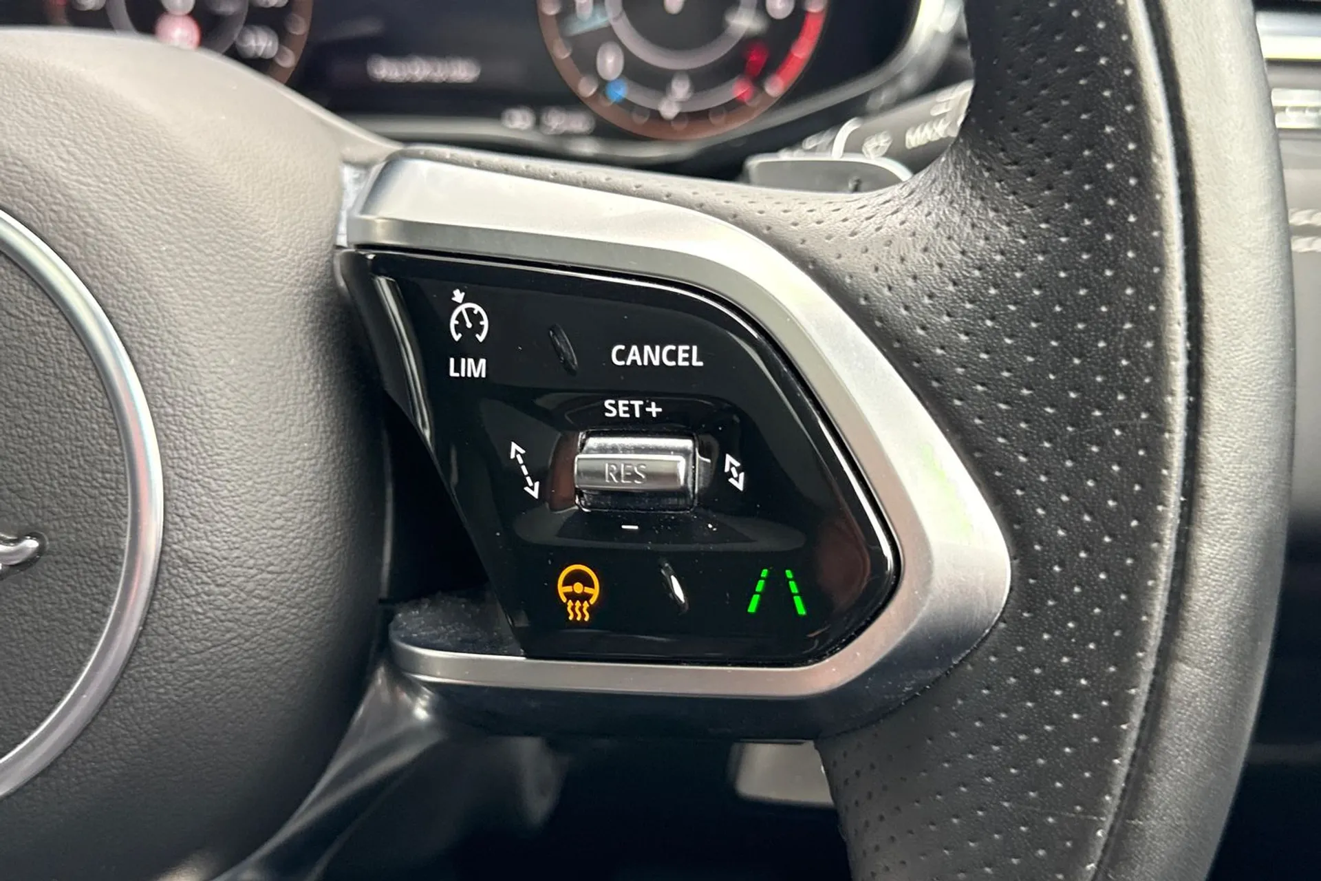 Jaguar F-PACE thumbnail image number 45