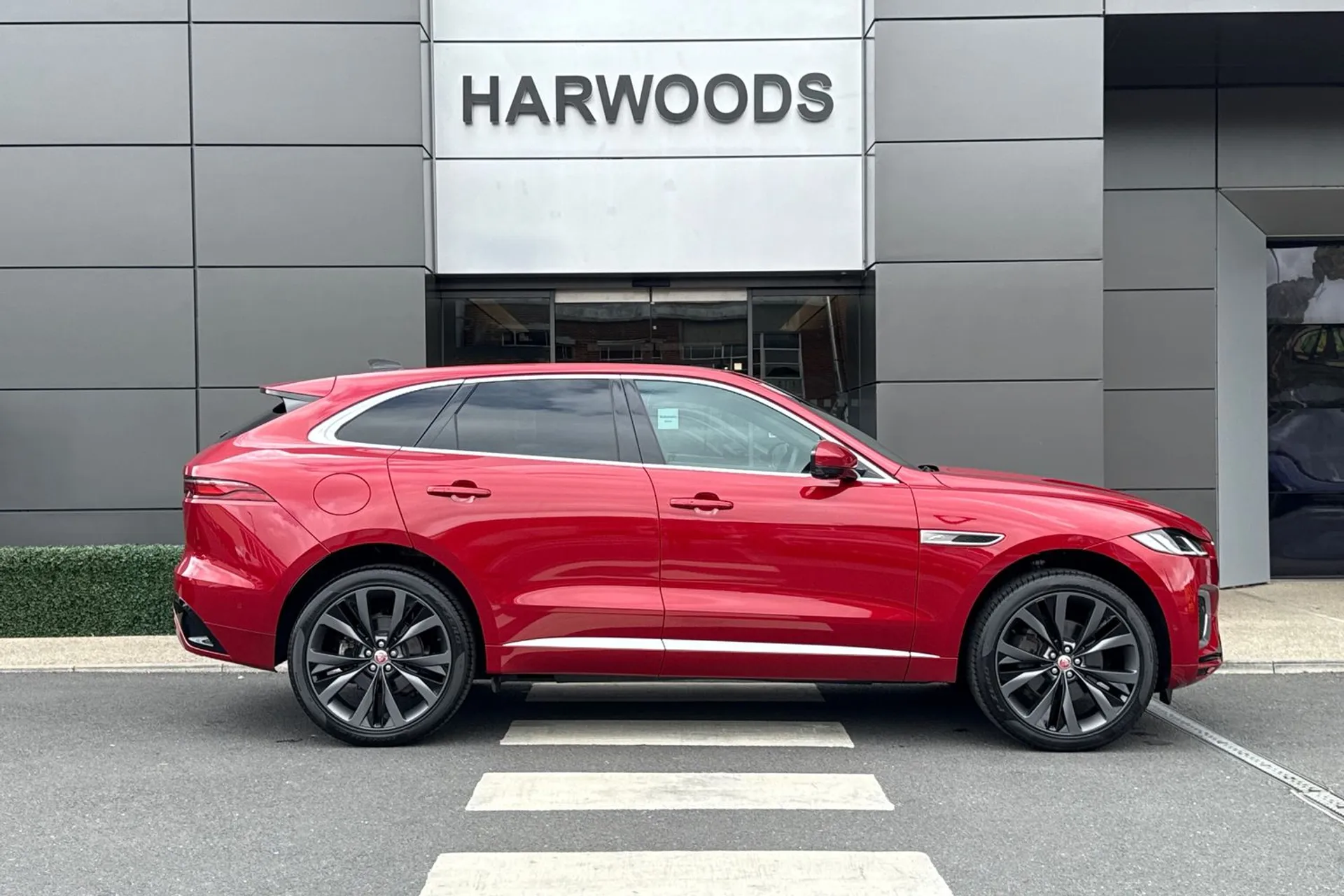 Jaguar F-PACE thumbnail image number 2