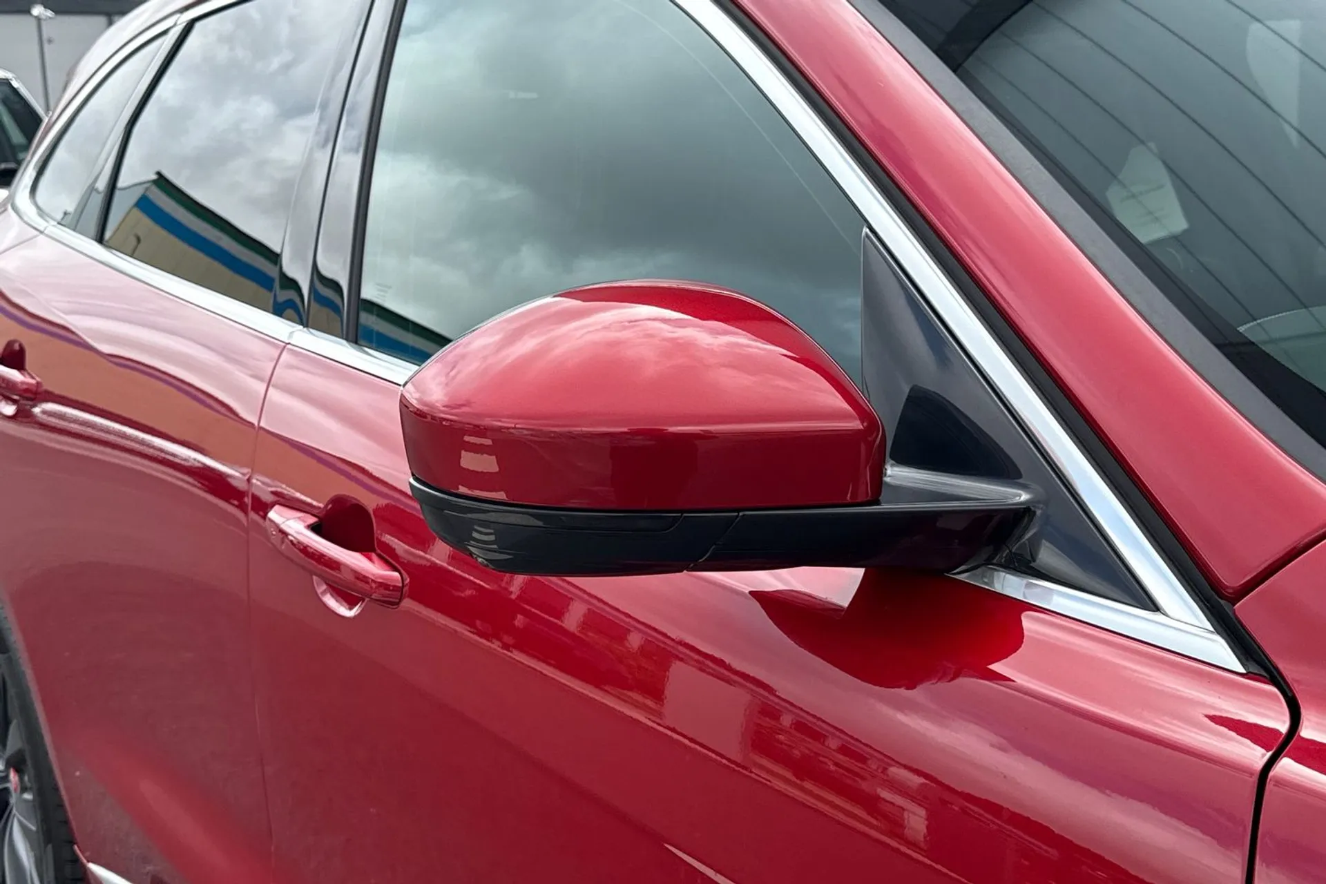 Jaguar F-PACE thumbnail image number 32