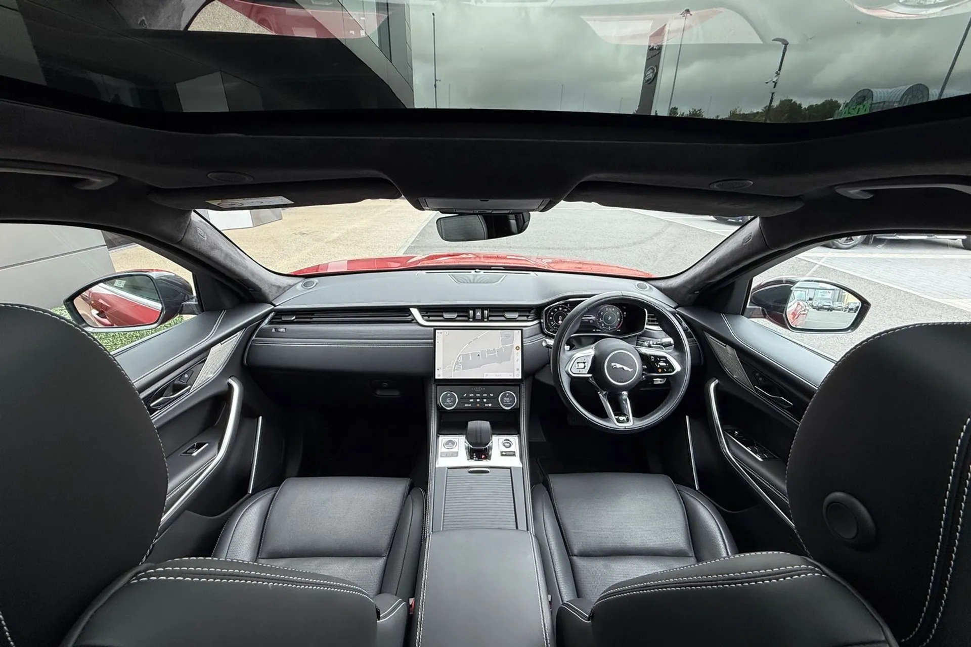 Jaguar F-PACE thumbnail image number 3