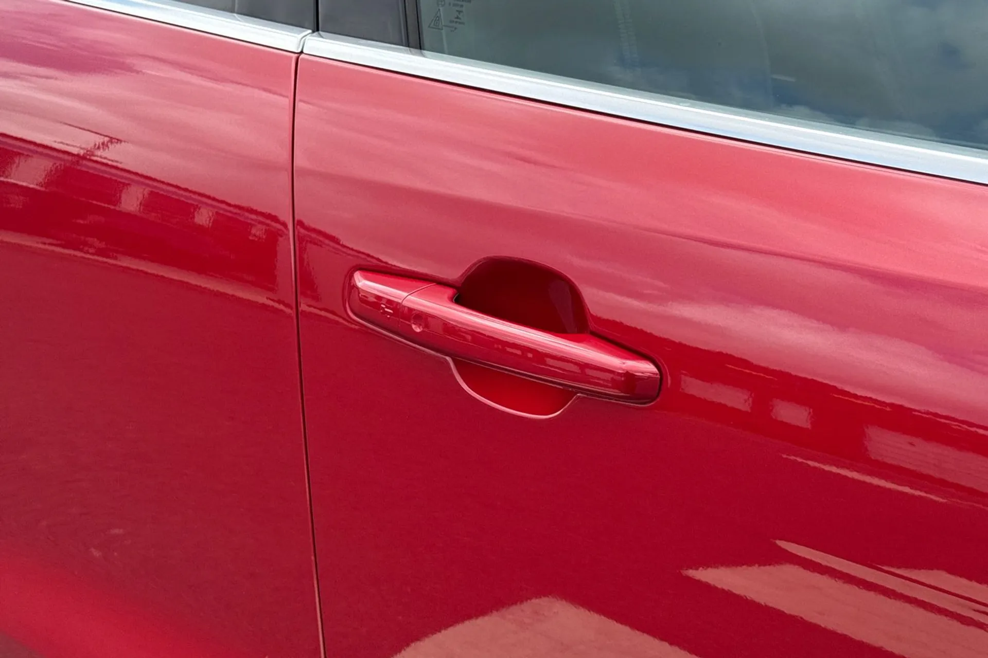 Jaguar F-PACE thumbnail image number 30