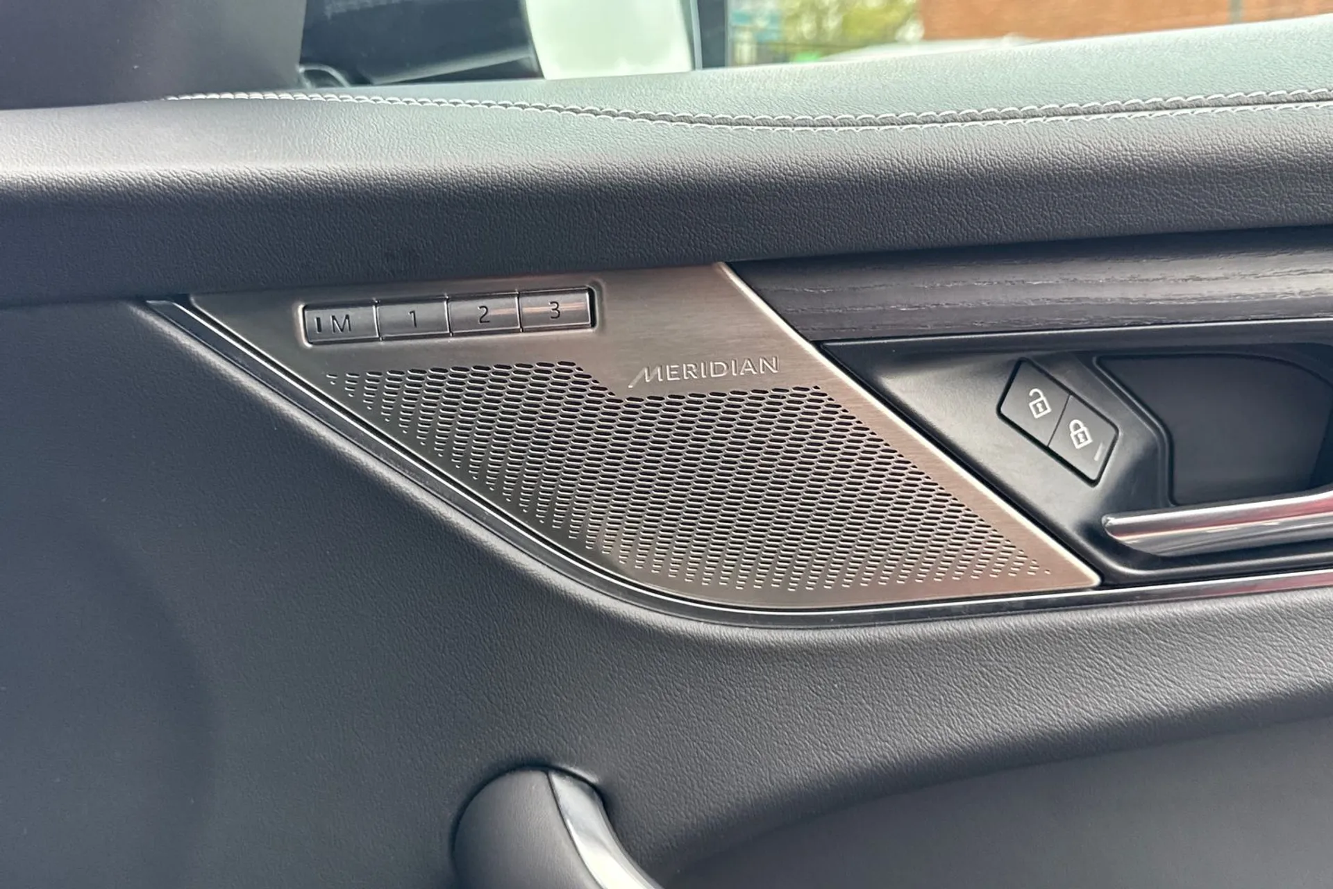 Jaguar F-PACE thumbnail image number 26