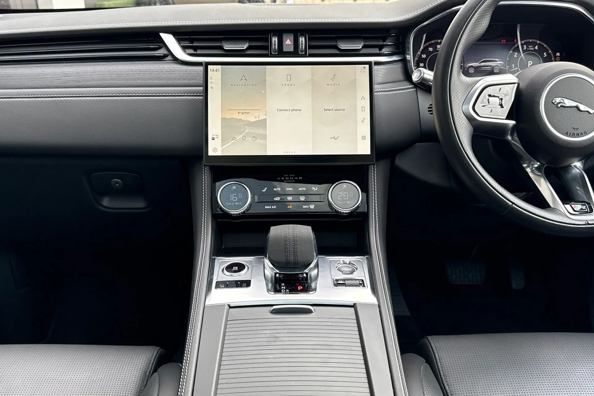 Jaguar F-PACE thumbnail image number 40