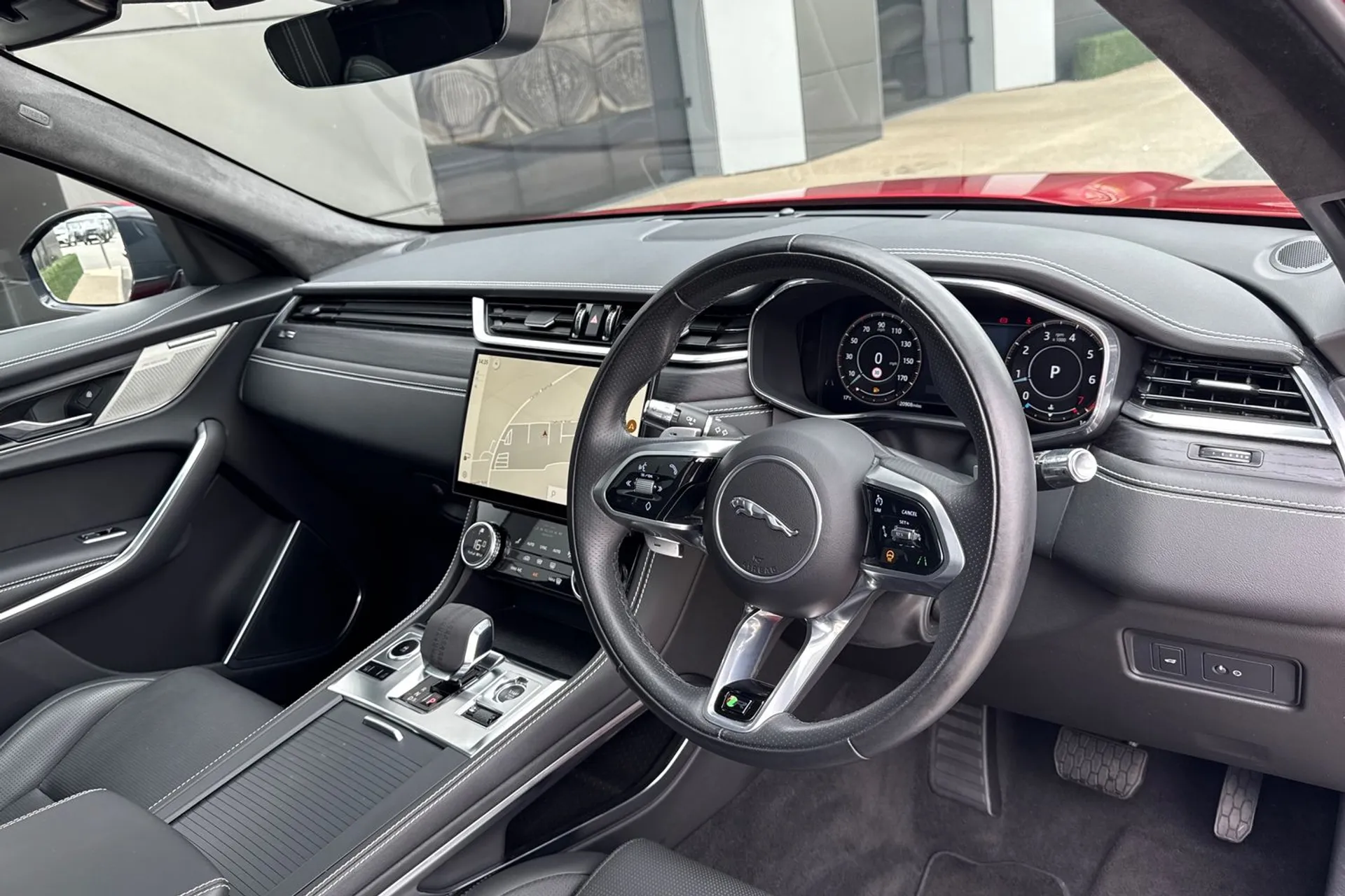 Jaguar F-PACE thumbnail image number 21
