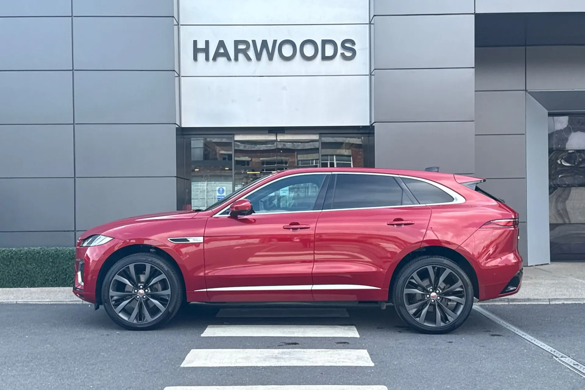 Jaguar F-PACE thumbnail image number 12