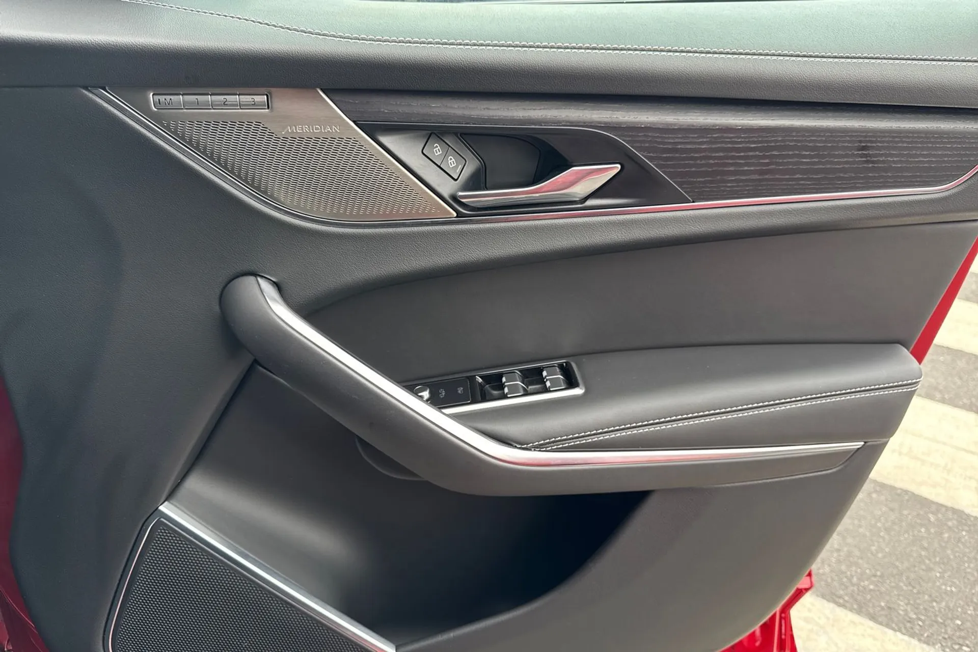 Jaguar F-PACE thumbnail image number 25