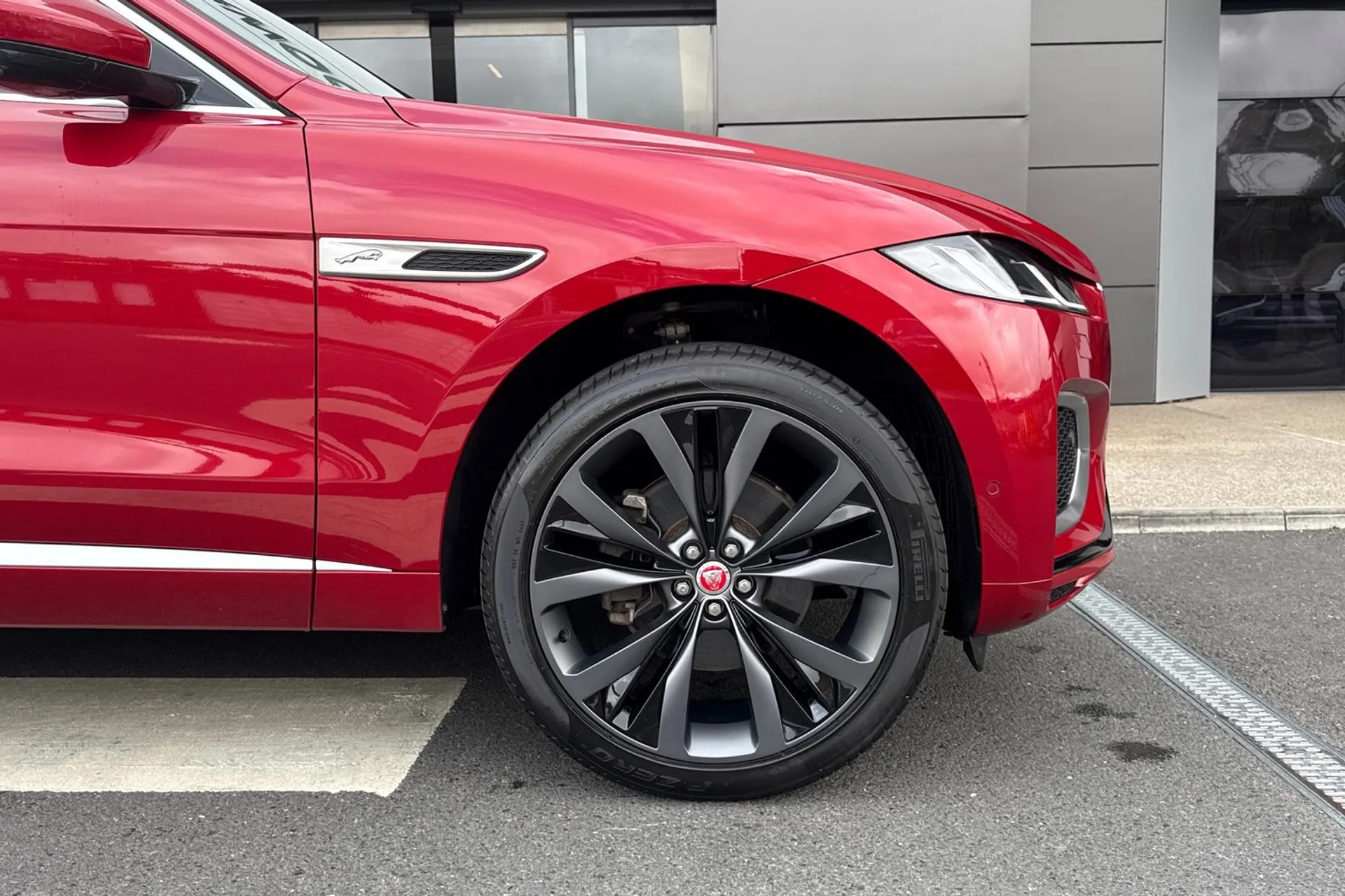 Jaguar F-PACE thumbnail image number 17