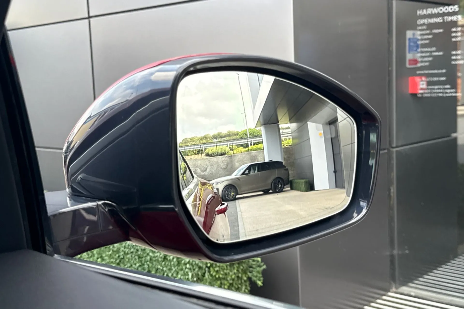 Jaguar F-PACE thumbnail image number 9