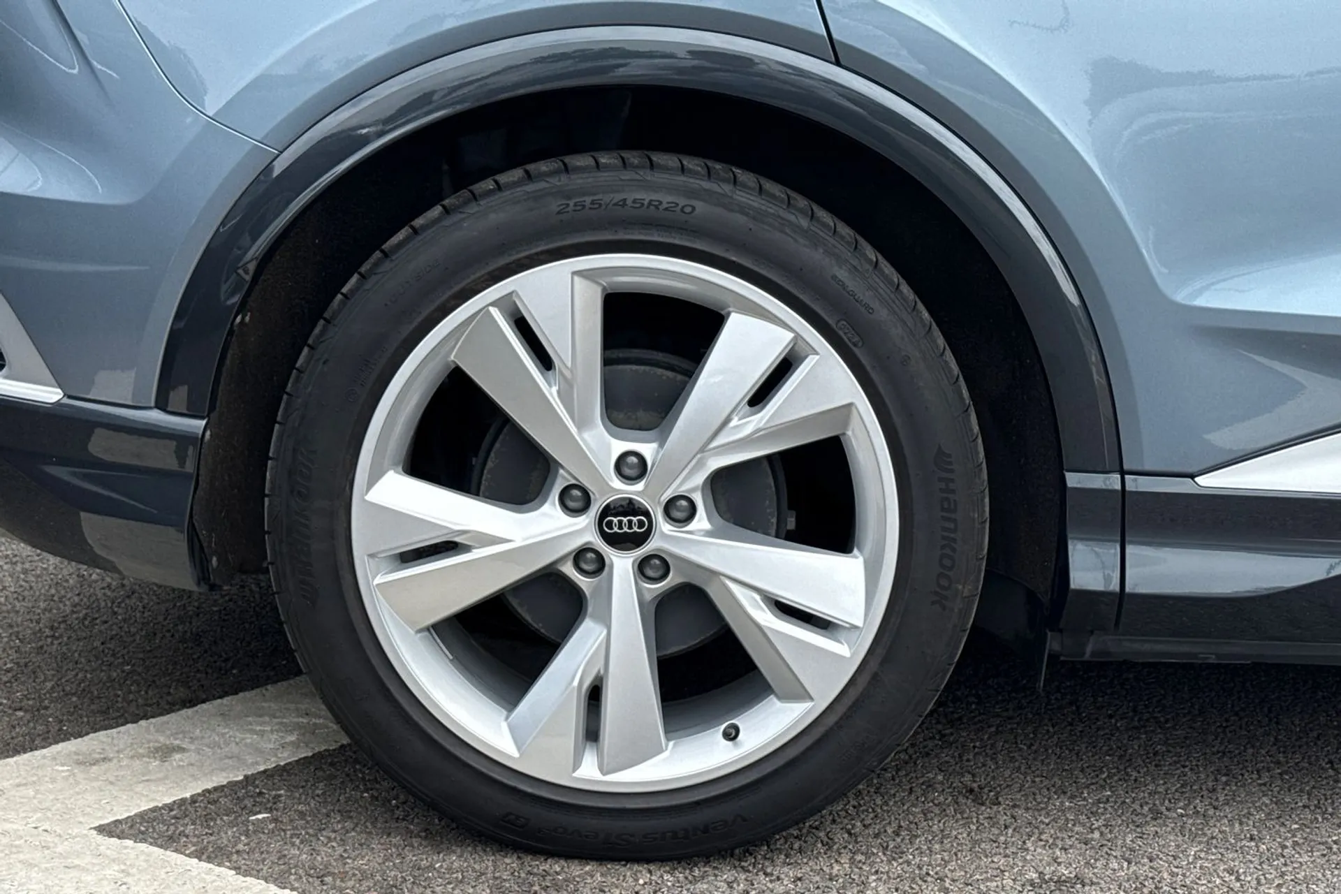 Audi Q4 thumbnail image number 12