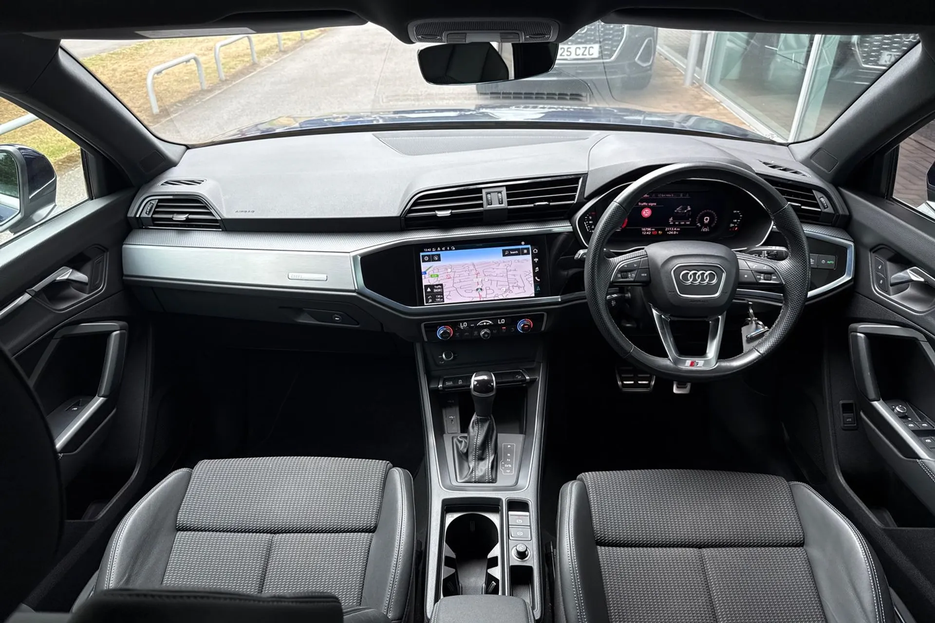 Audi Q3 thumbnail image number 31