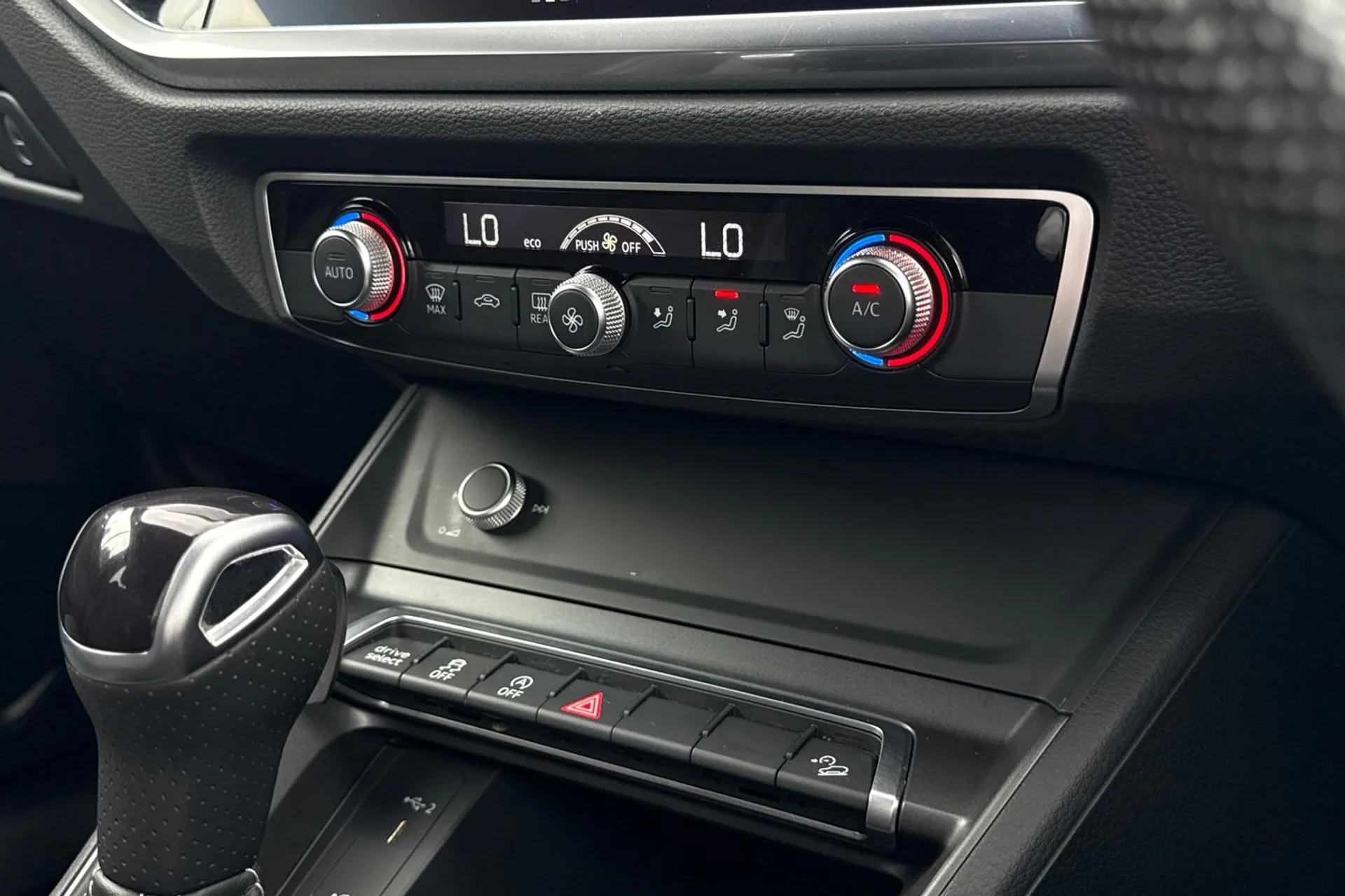 Audi Q3 thumbnail image number 38