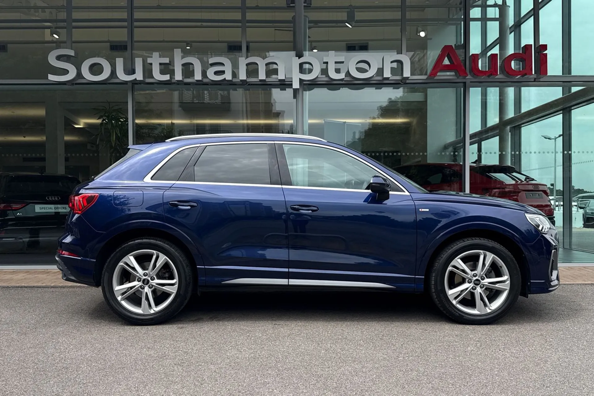 Audi Q3 thumbnail image number 2
