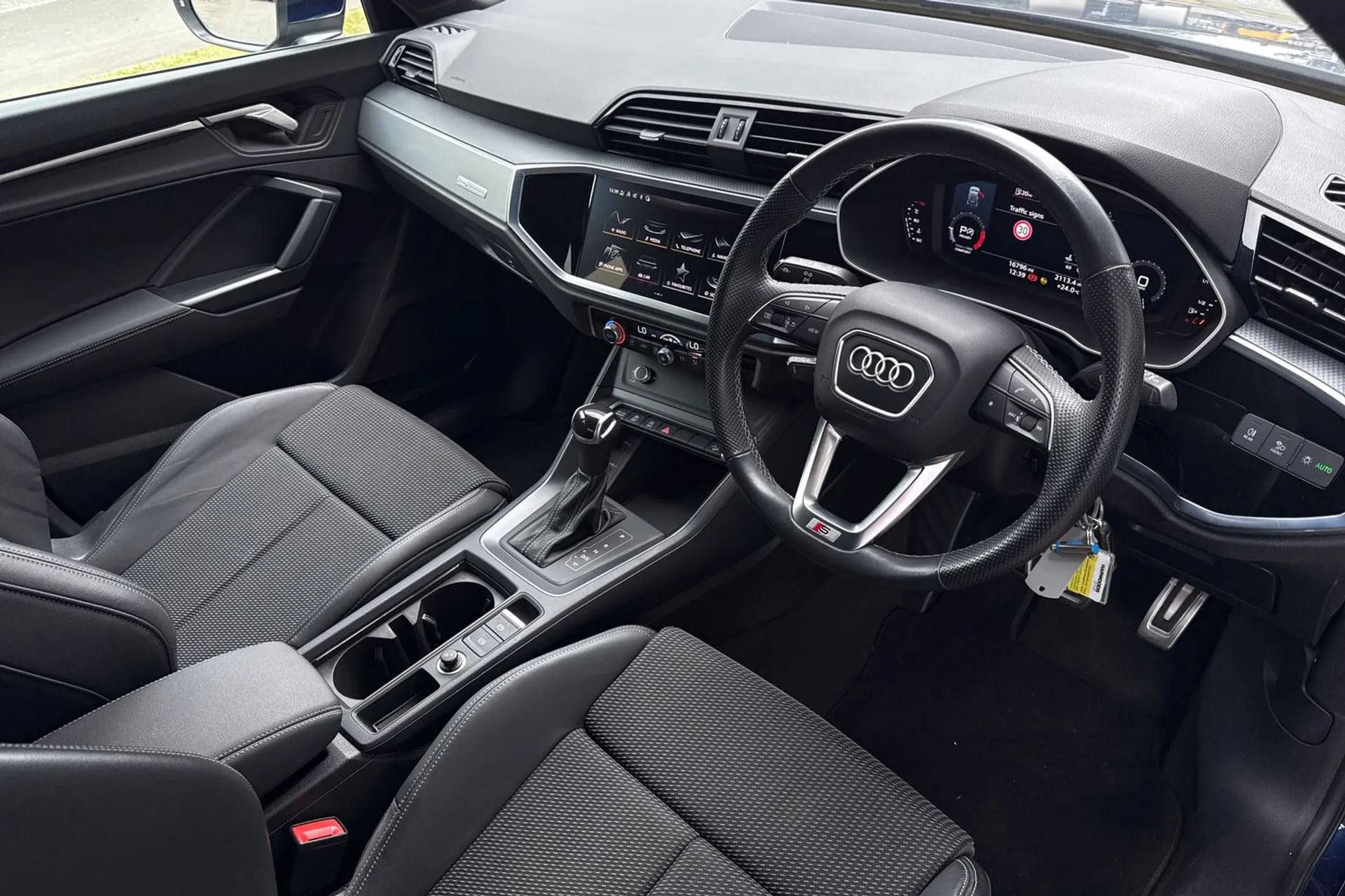 Audi Q3 thumbnail image number 25