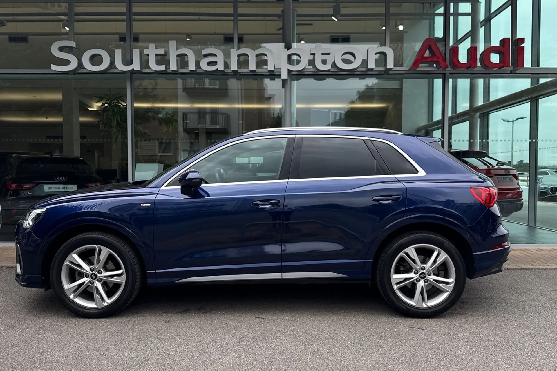 Audi Q3 thumbnail image number 9