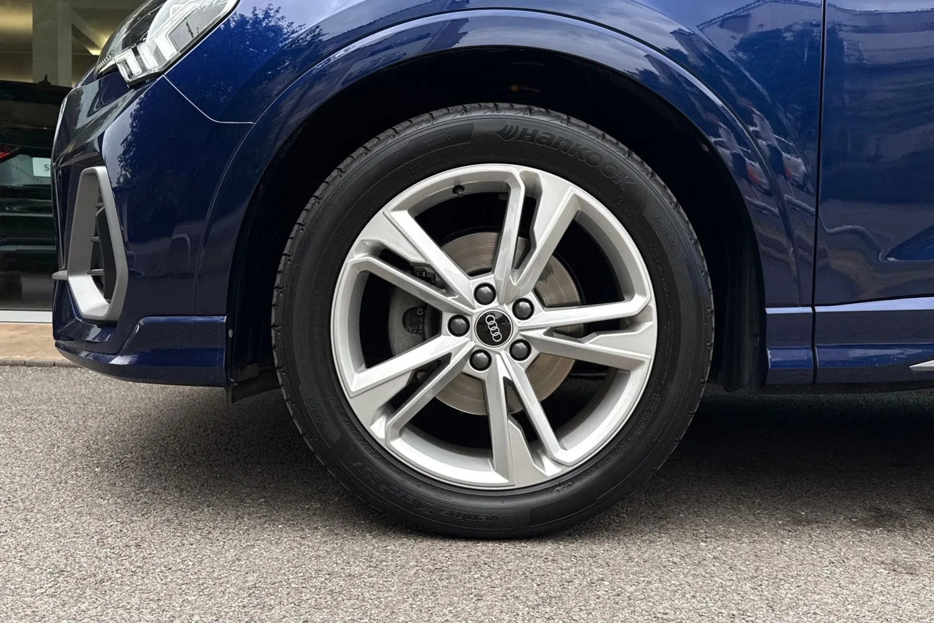 Audi Q3 thumbnail image number 12