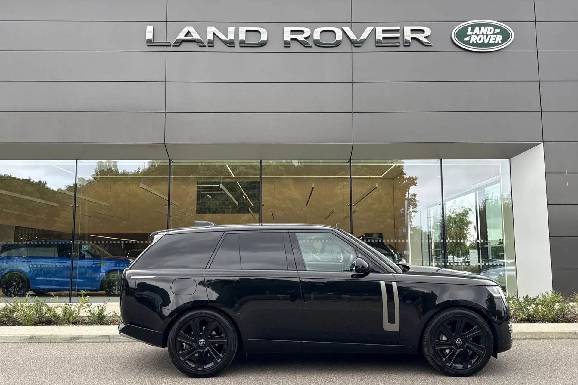 LAND ROVER RANGE ROVER thumbnail image number 2