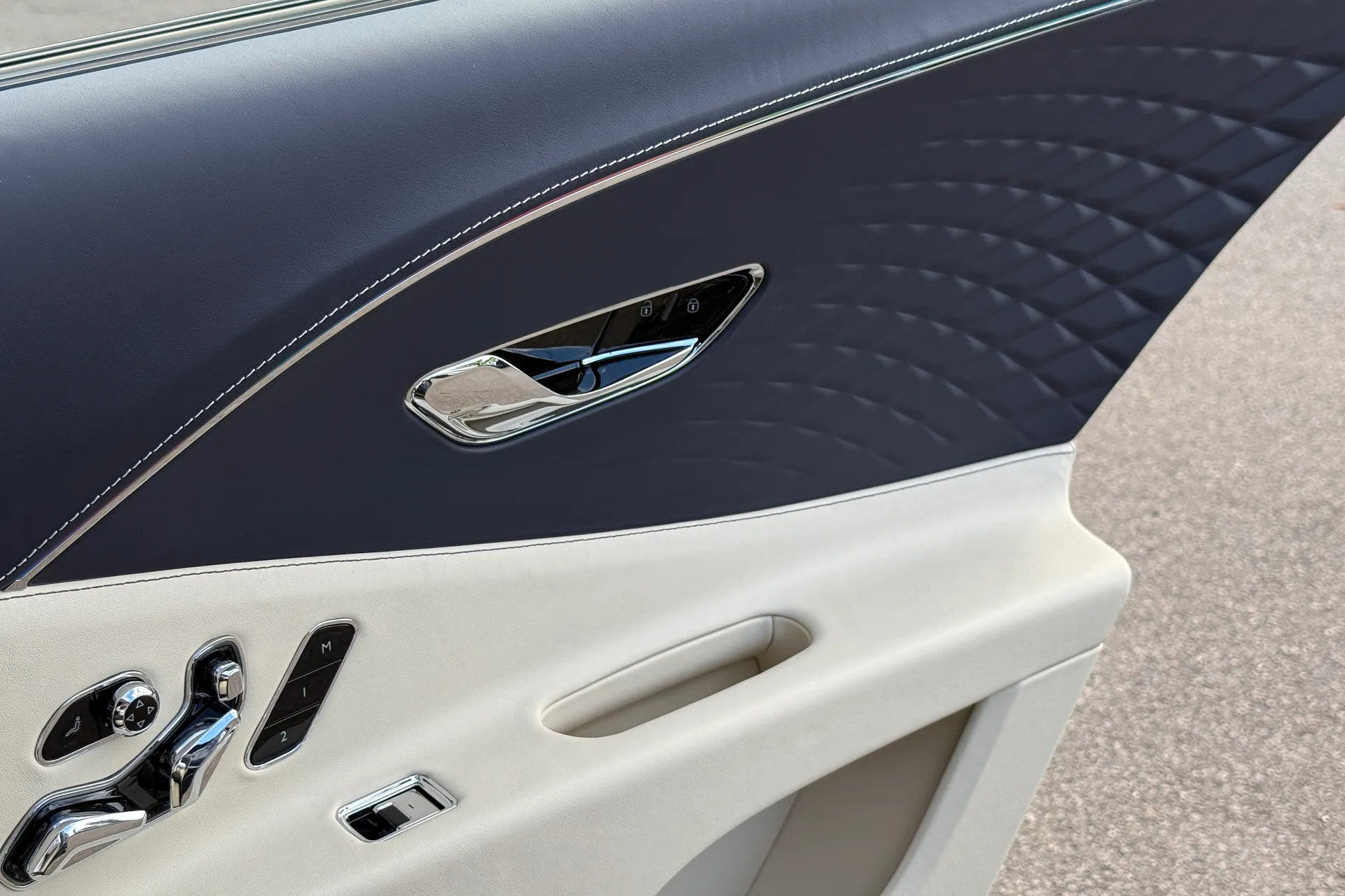 Bentley FLYING SPUR thumbnail image number 17