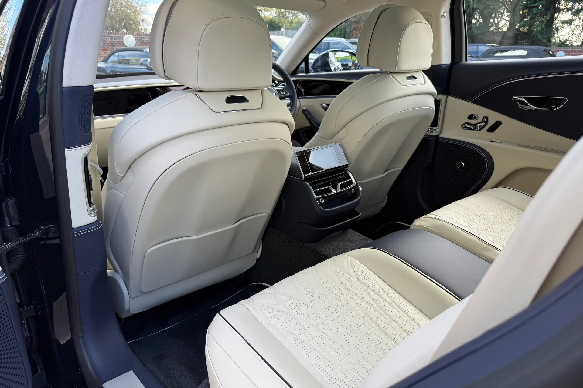 Bentley FLYING SPUR thumbnail image number 23