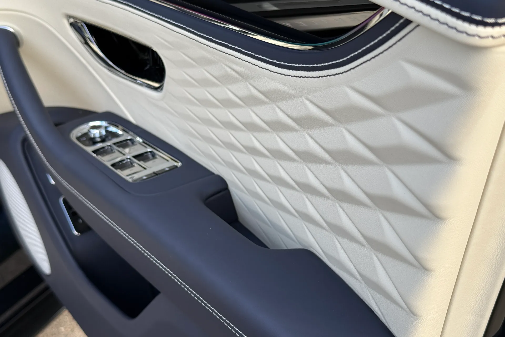 Bentley FLYING SPUR thumbnail image number 15