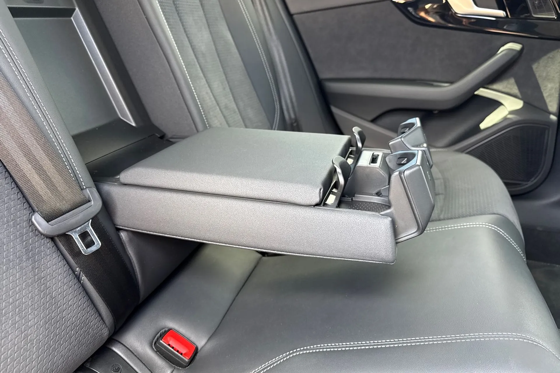Audi A4 thumbnail image number 42