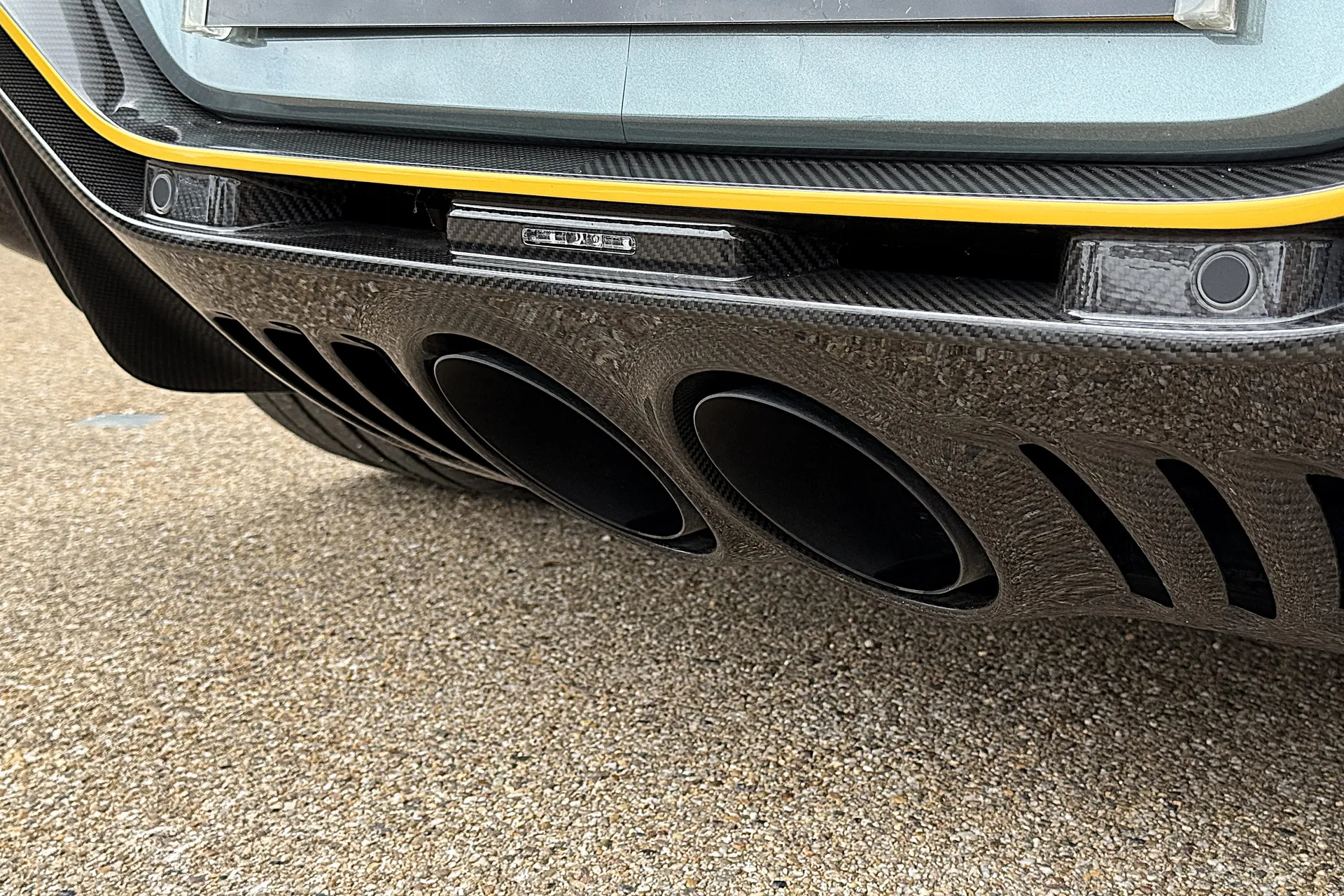 Aston Martin VANTAGE V12 ROADSTER AUTO thumbnail image number 24