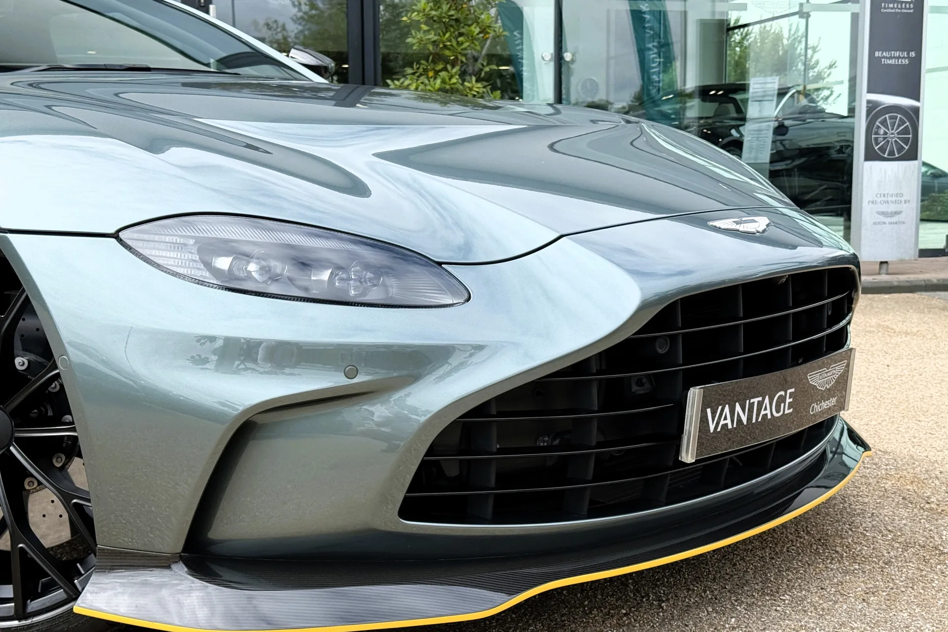 Aston Martin VANTAGE V12 ROADSTER AUTO thumbnail image number 9