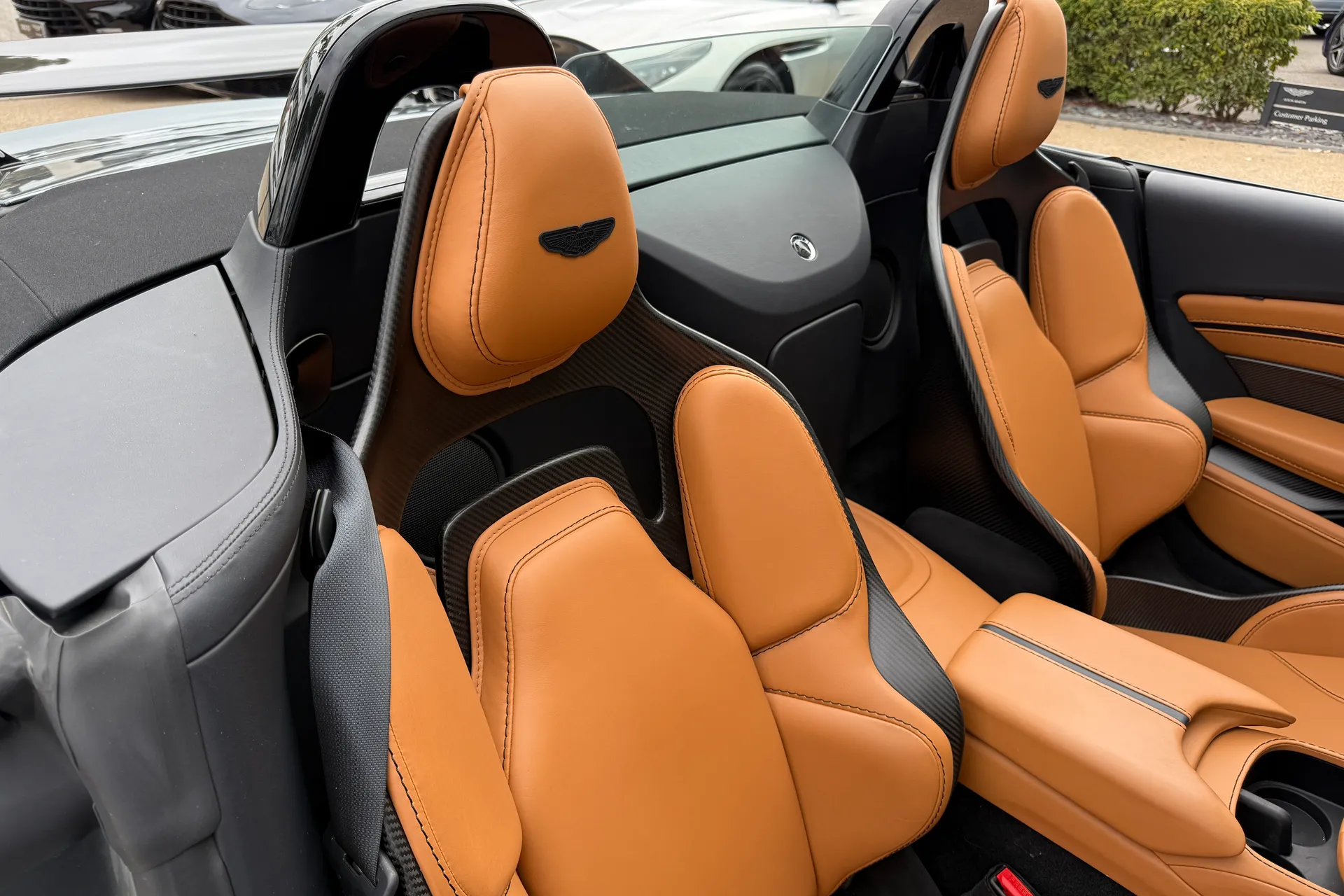 Aston Martin VANTAGE V12 ROADSTER AUTO thumbnail image number 27
