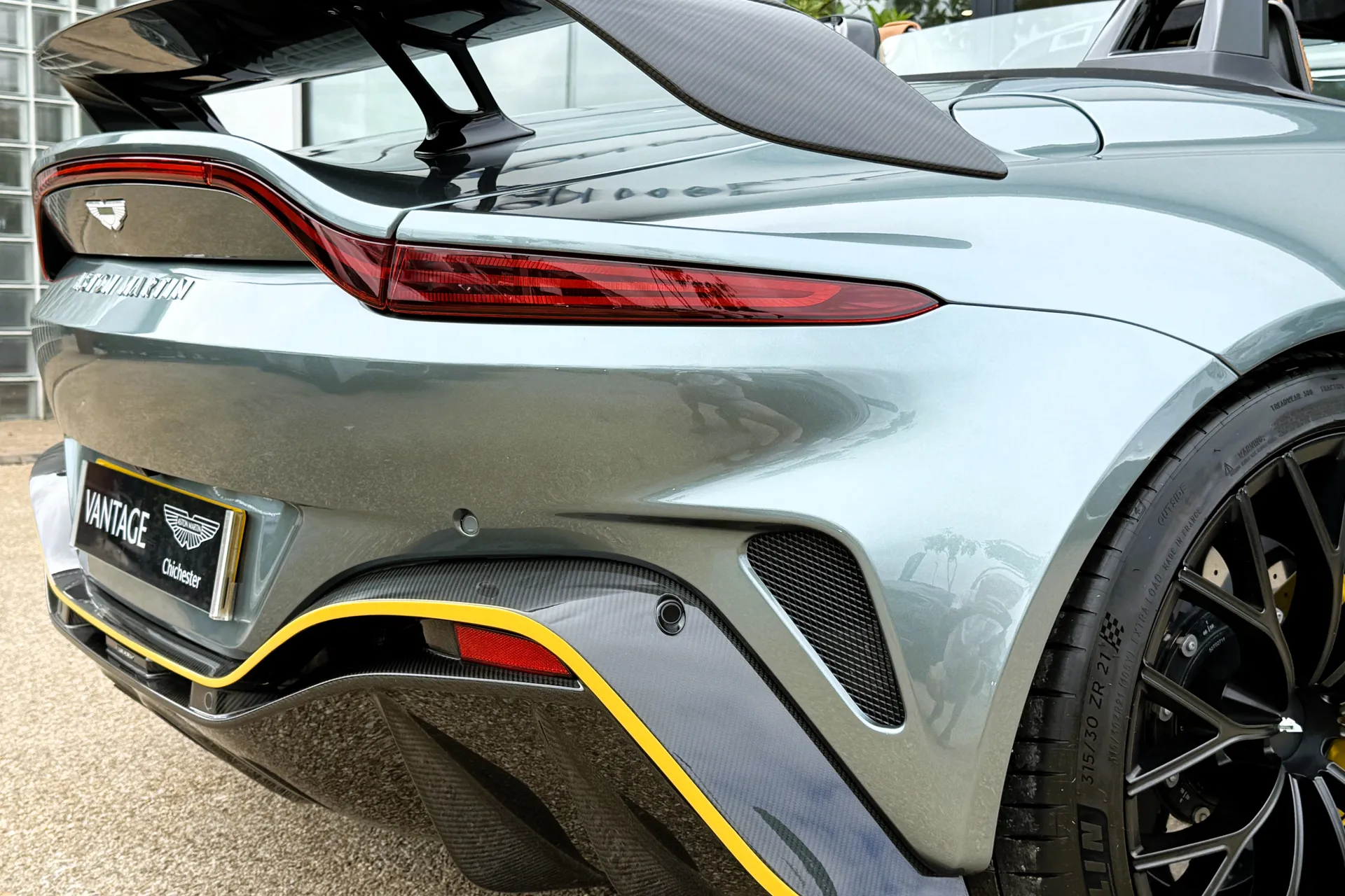 Aston Martin VANTAGE V12 ROADSTER AUTO thumbnail image number 22