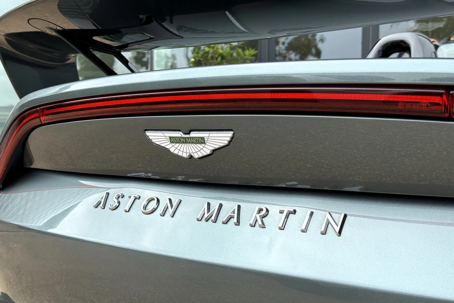 Aston Martin VANTAGE V12 ROADSTER AUTO thumbnail image number 23