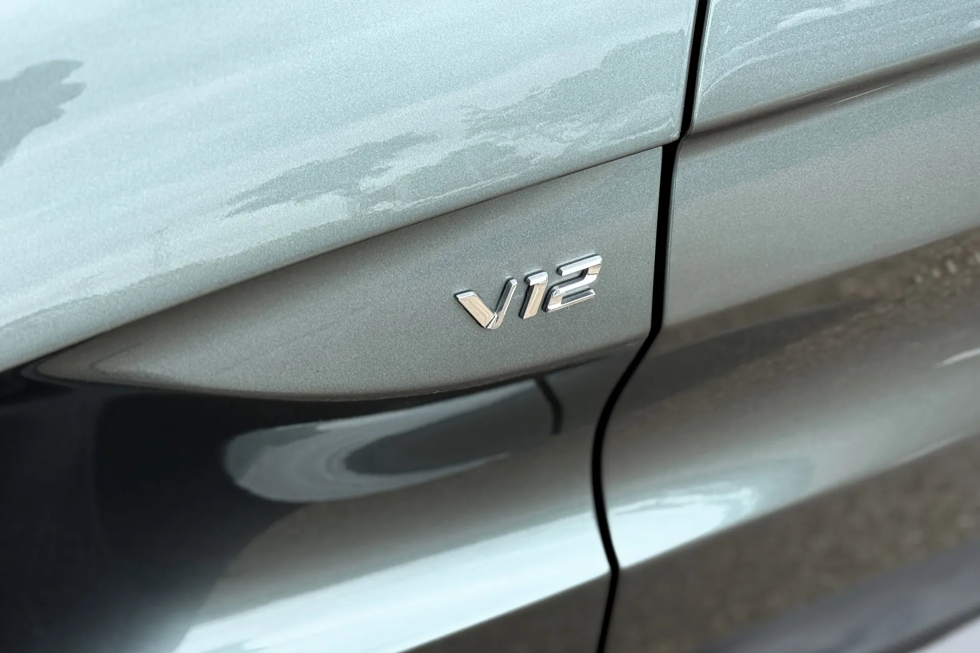 Aston Martin VANTAGE V12 ROADSTER AUTO thumbnail image number 57