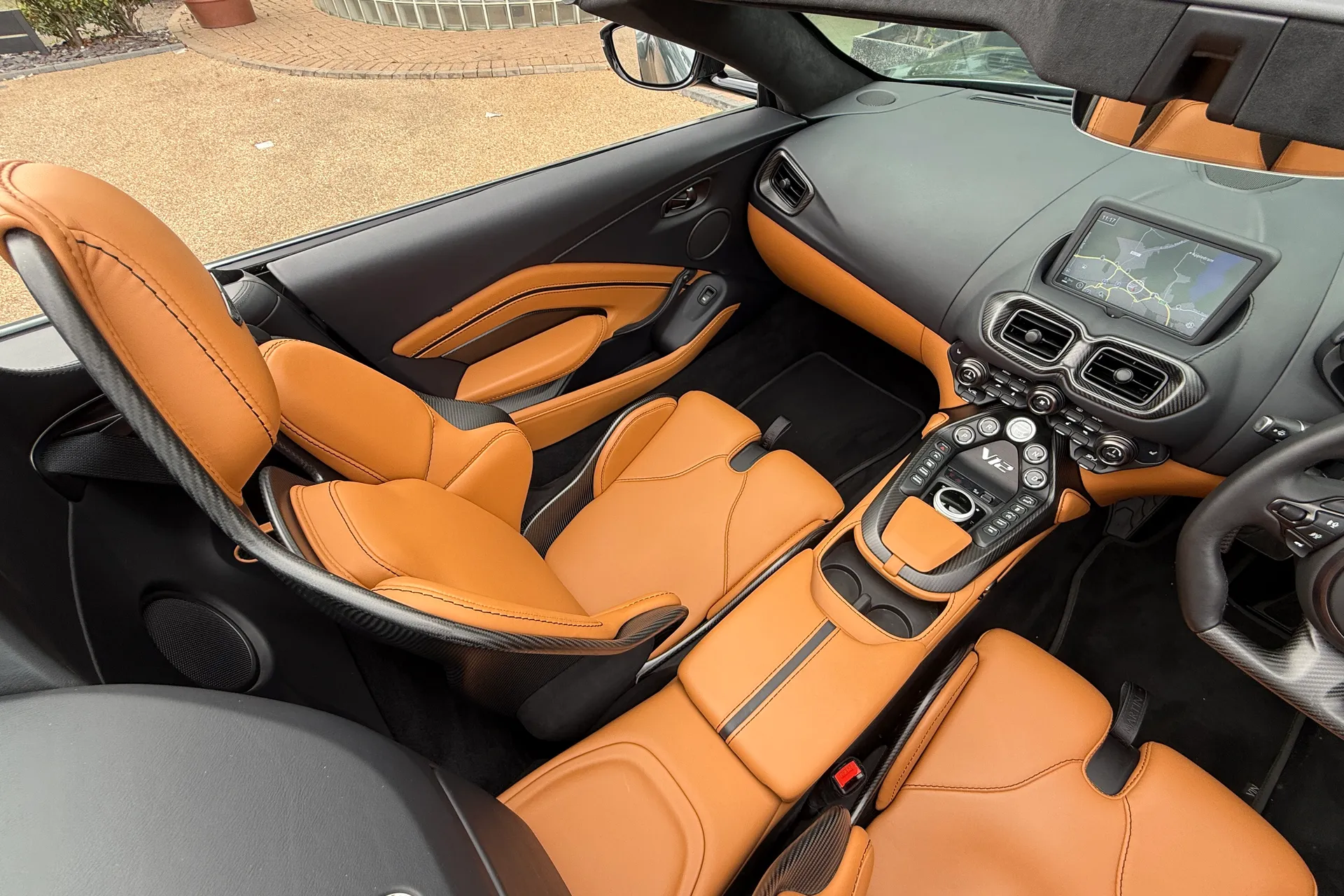 Aston Martin VANTAGE V12 ROADSTER AUTO thumbnail image number 4