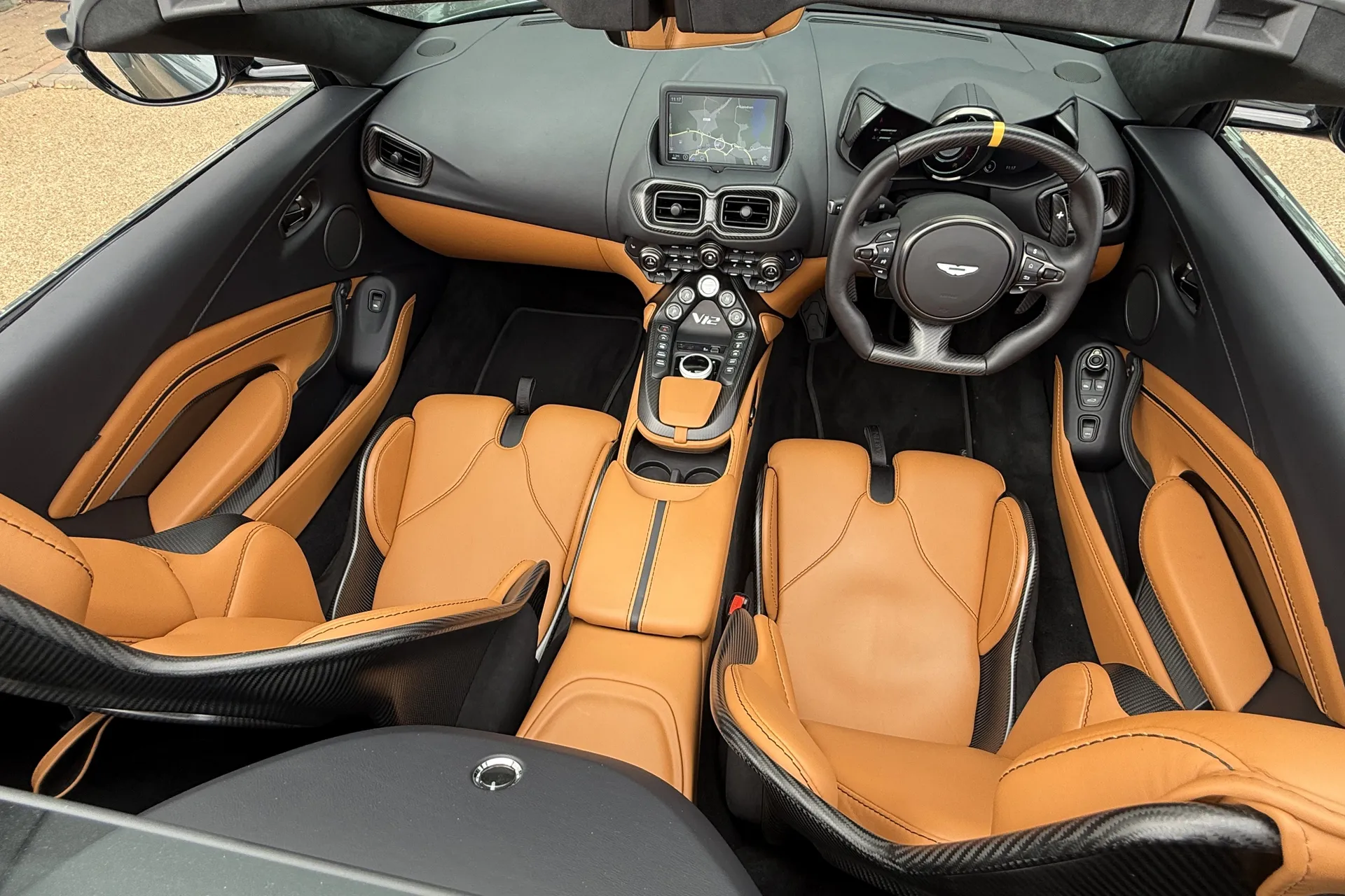 Aston Martin VANTAGE V12 ROADSTER AUTO thumbnail image number 34