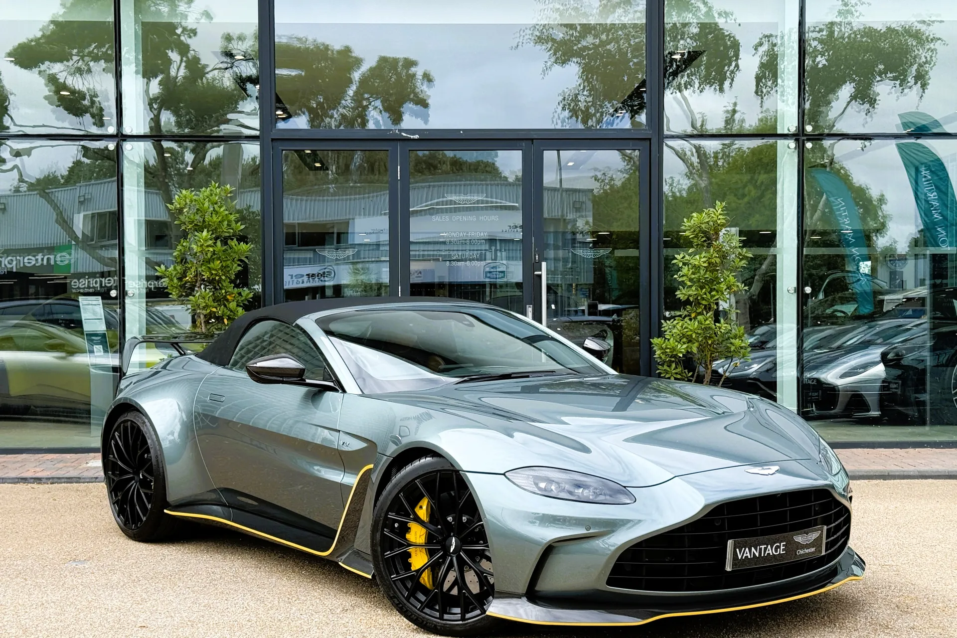 Aston Martin VANTAGE V12 ROADSTER AUTO thumbnail image number 10
