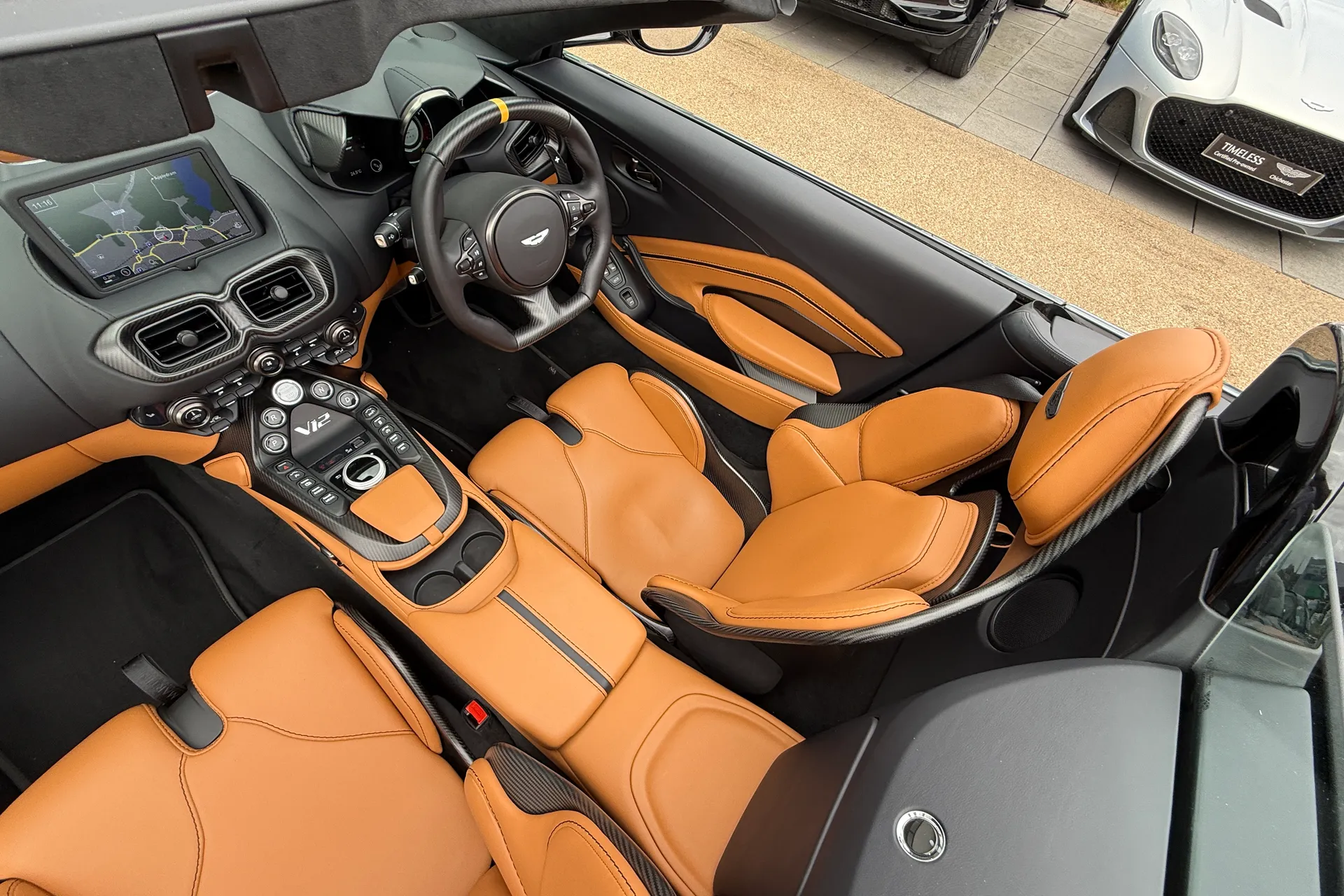 Aston Martin VANTAGE V12 ROADSTER AUTO thumbnail image number 5
